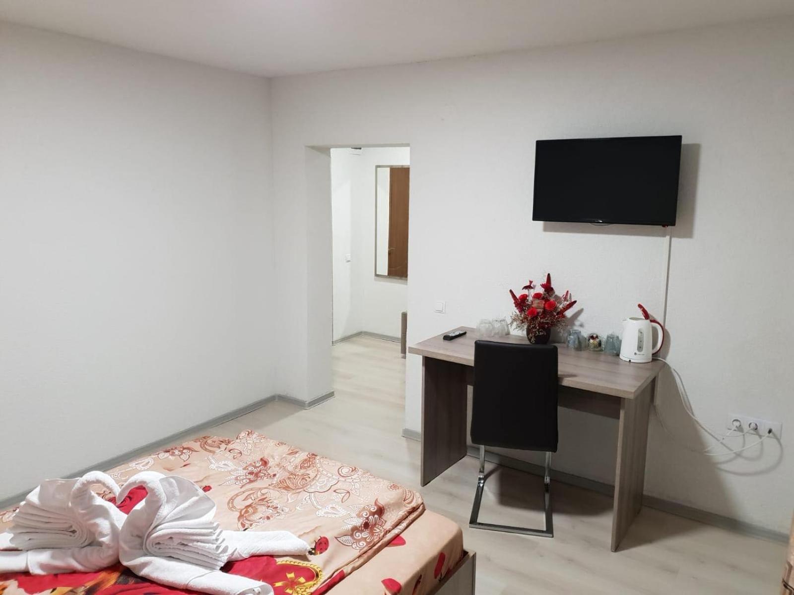 Deluxe Family Suite - Photo 12