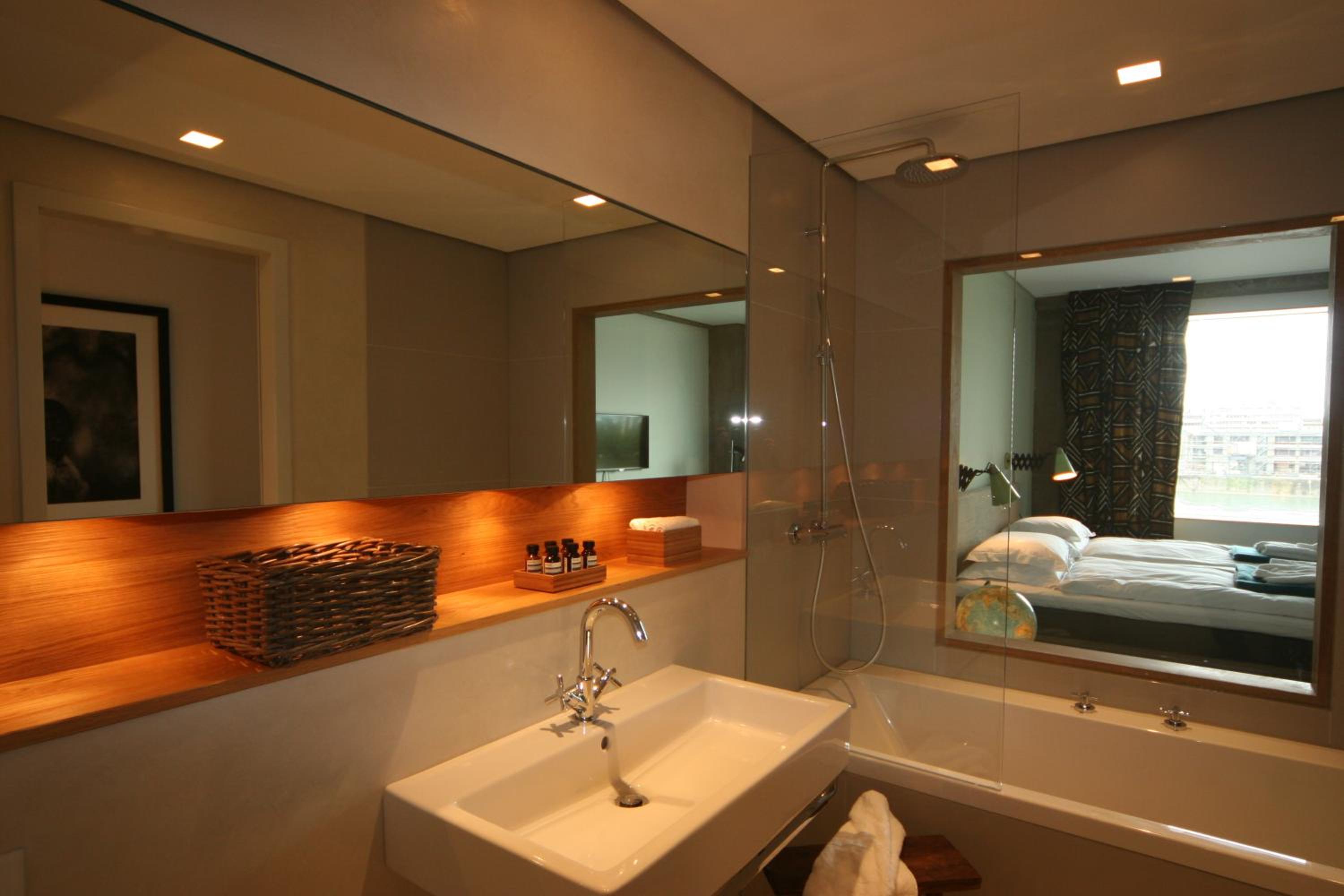 Double Room with River View - Photo 3