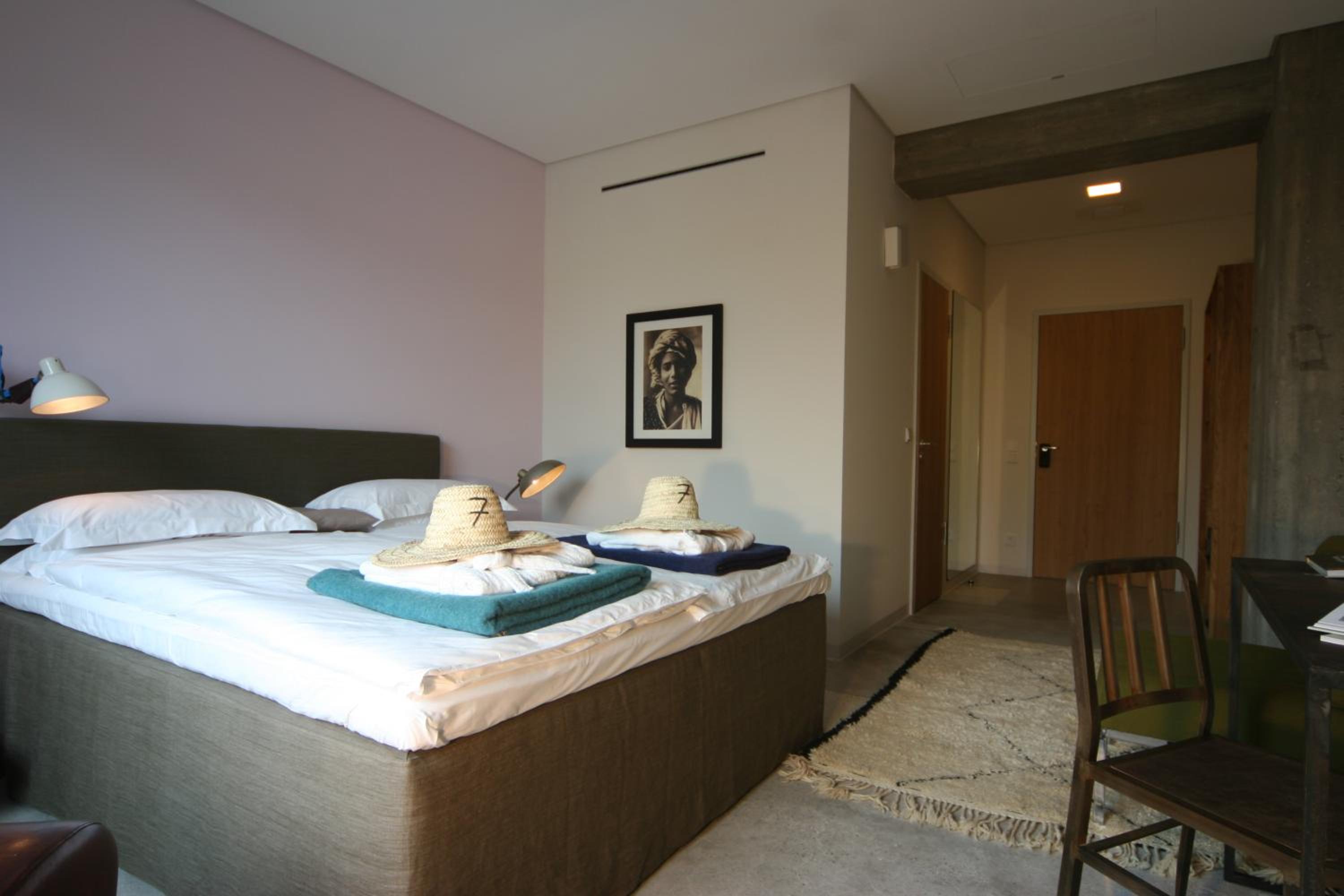 Double Room with City View - Photo 2