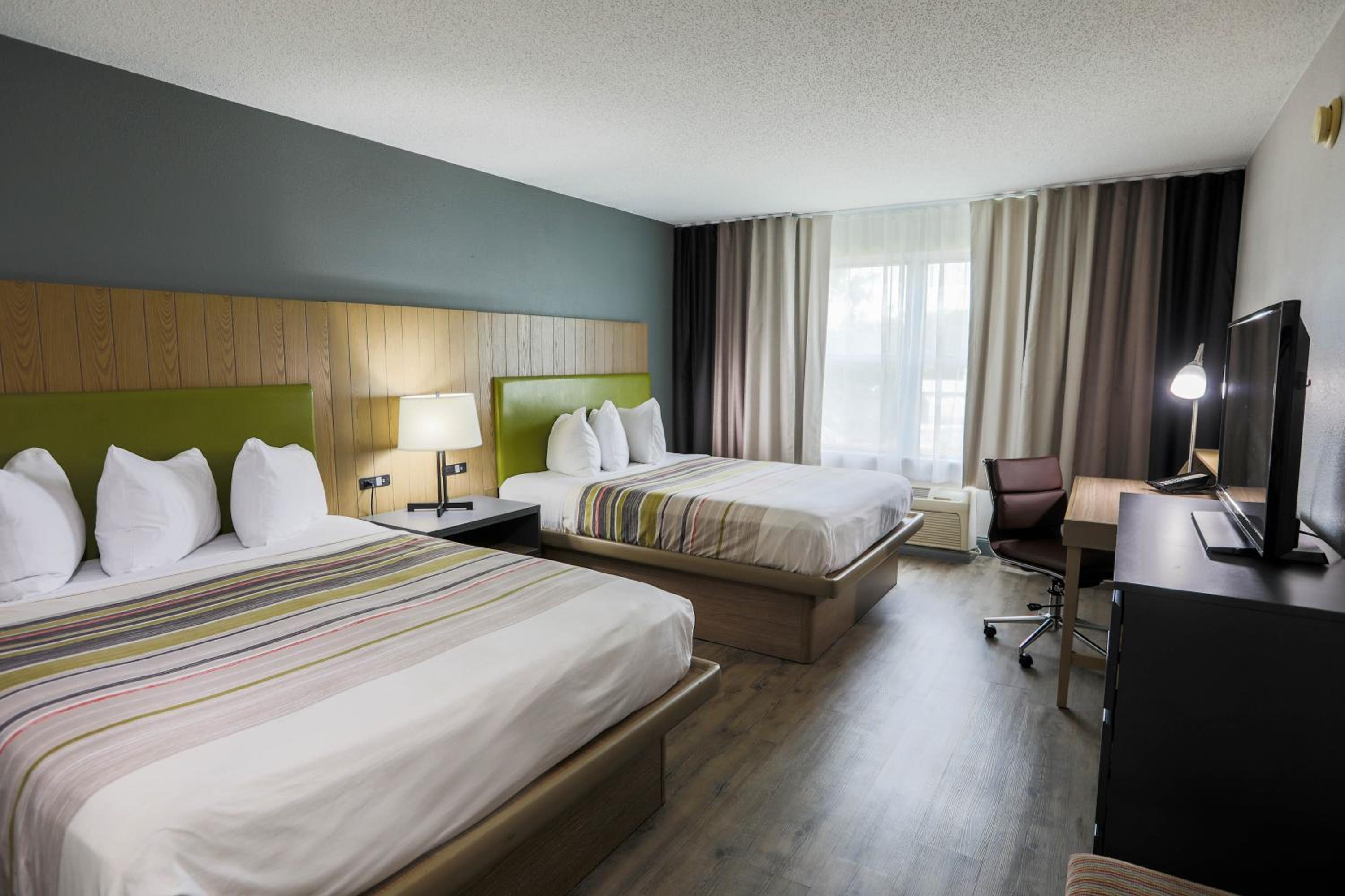 Queen Room with Two Queen Beds - Non-Smoking - Photo 1