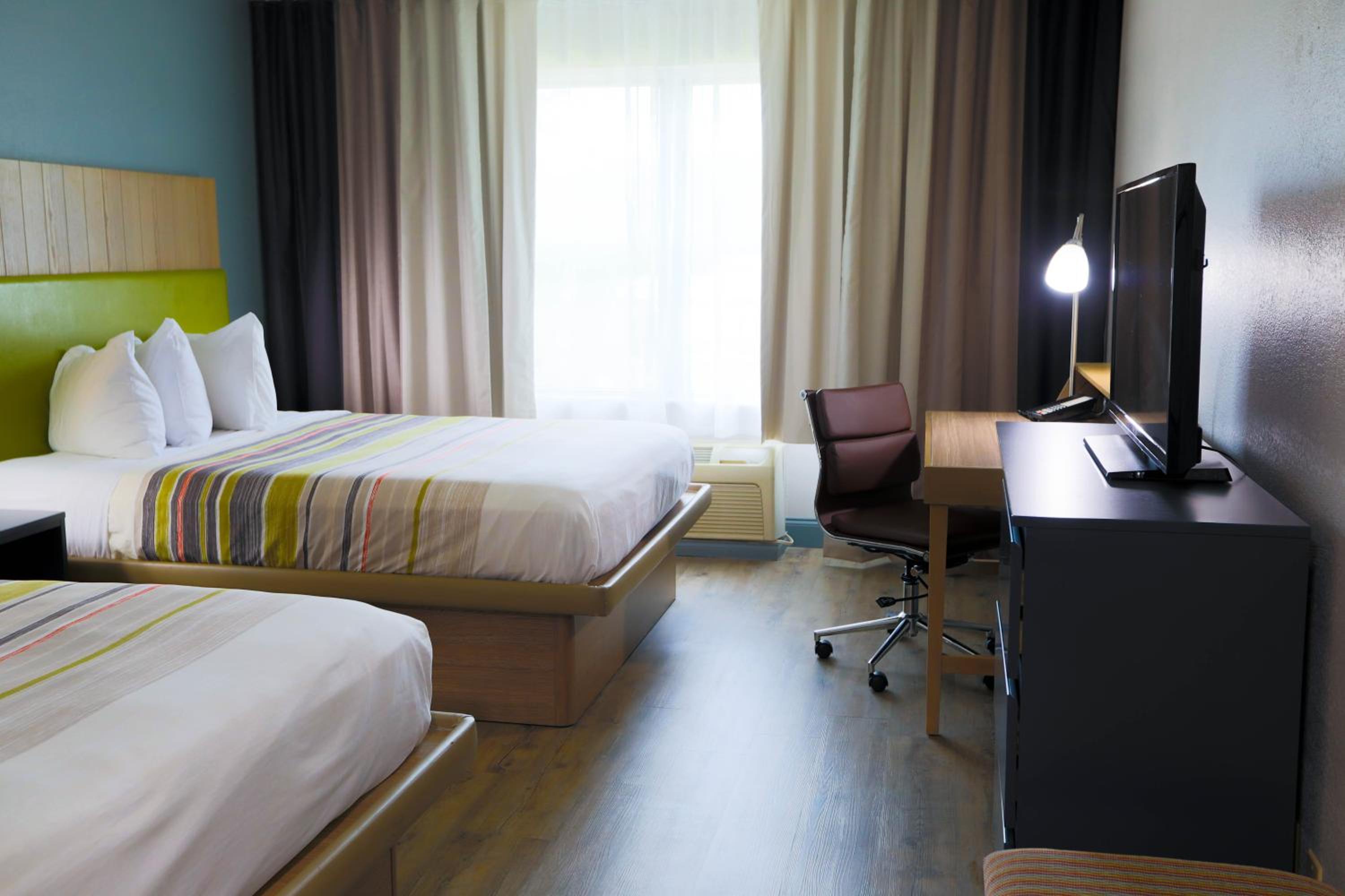 Queen Room with Two Queen Beds - Non-Smoking - Photo 2
