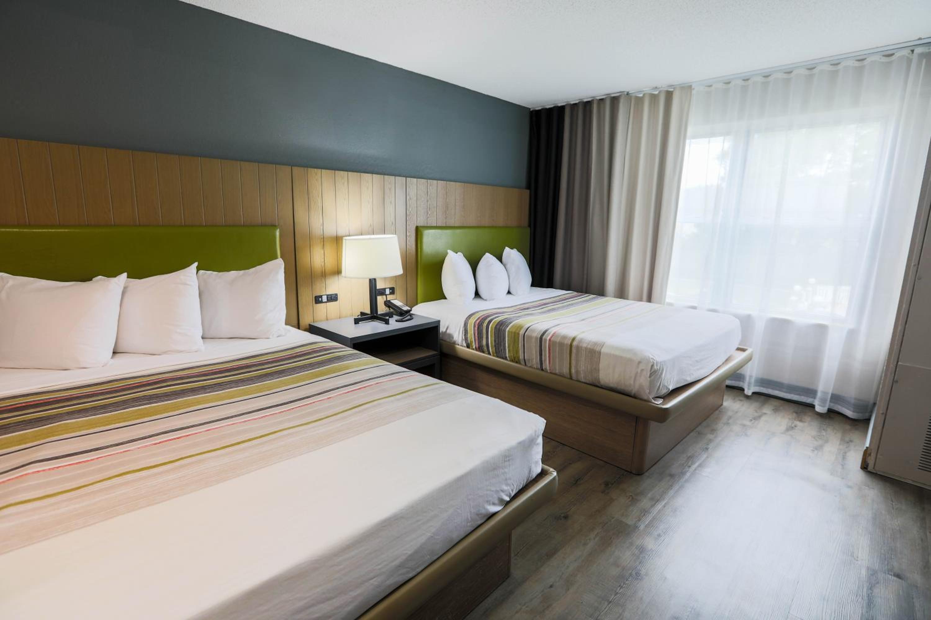 One-Bedroom Suite with Two Queen Beds and Sofa-bed - Non-Smoking - Photo 3