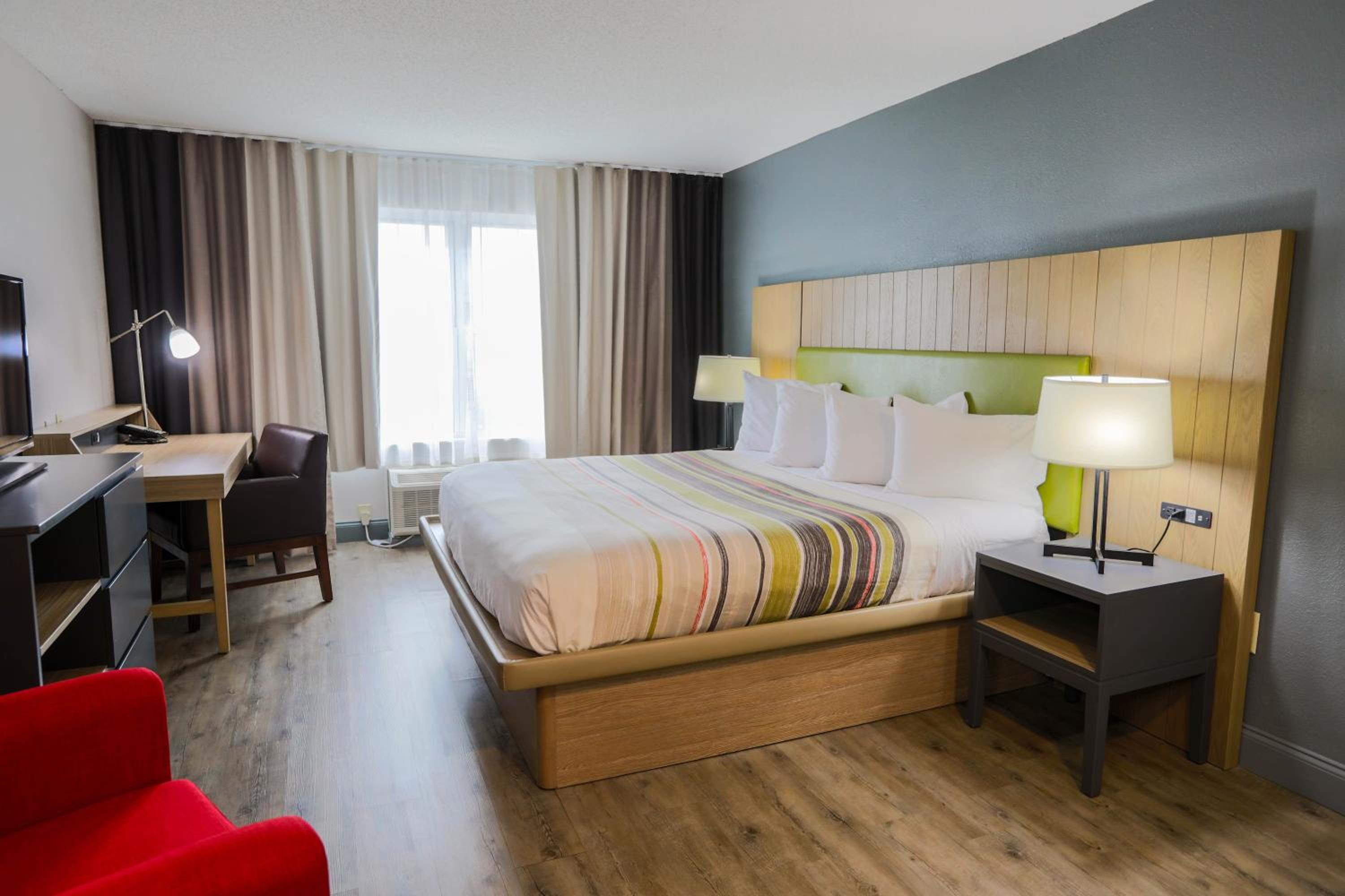 One-Bedroom King Suite - Non-Smoking - Photo 2
