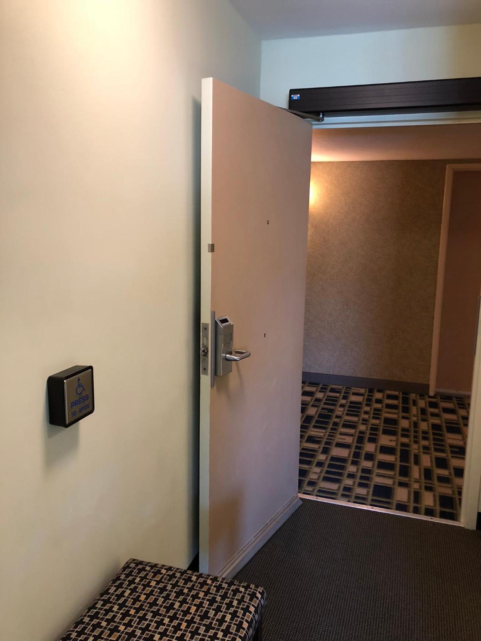 Queen Room - Disability Access - Photo 7