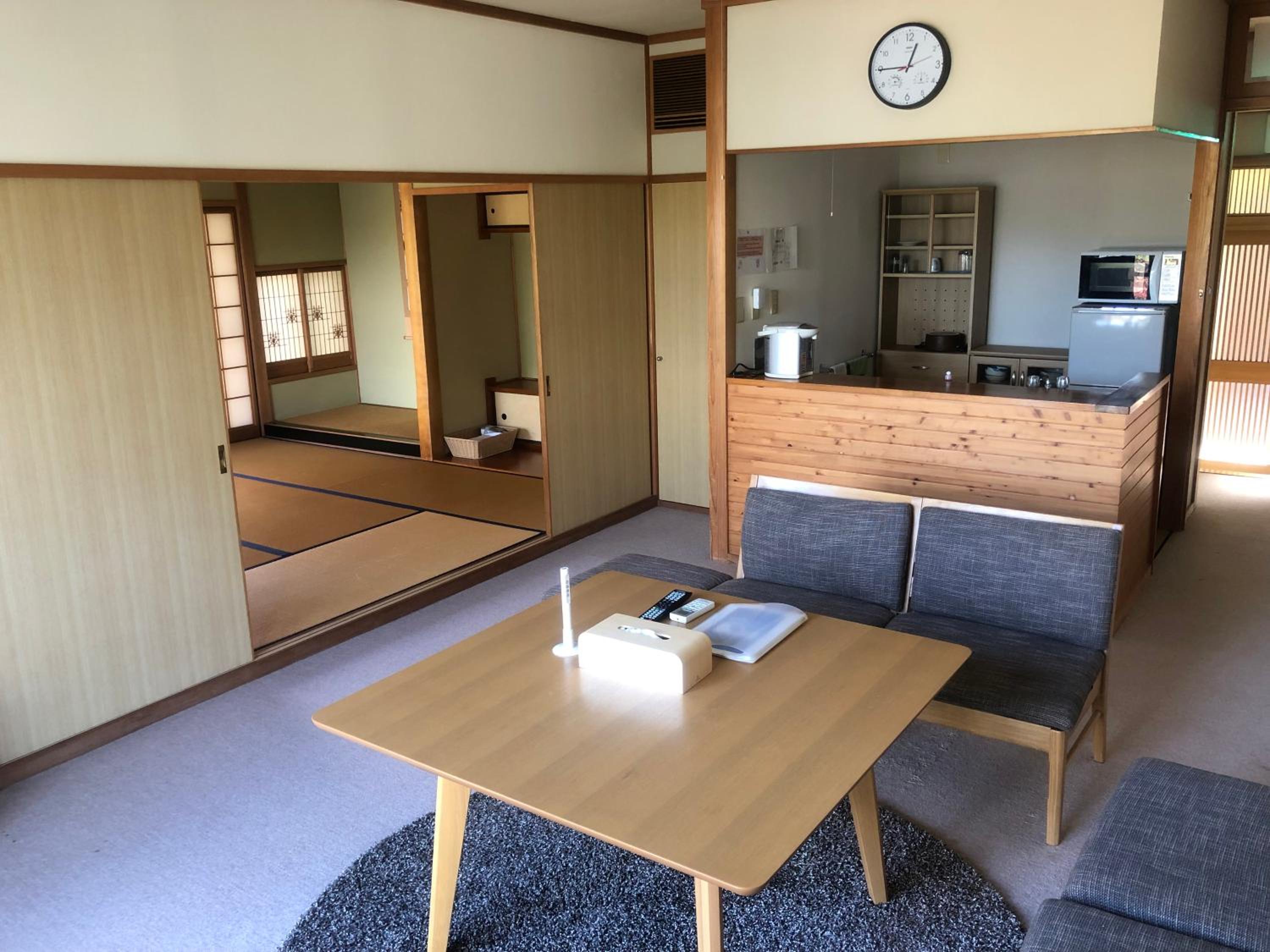 Quadruple Room with Private Bathroom - Photo 7