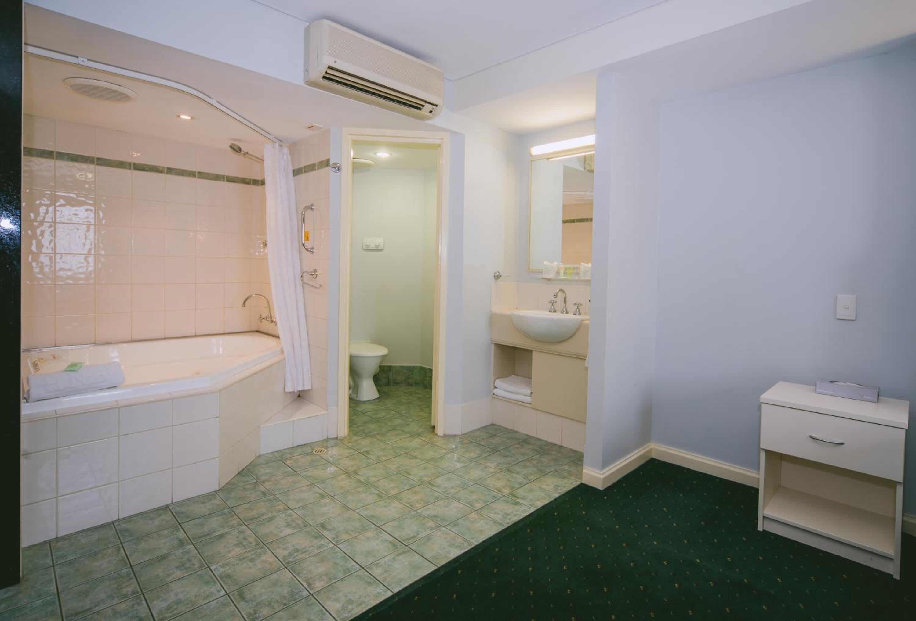 Queen Room with Spa Bath - Photo 11