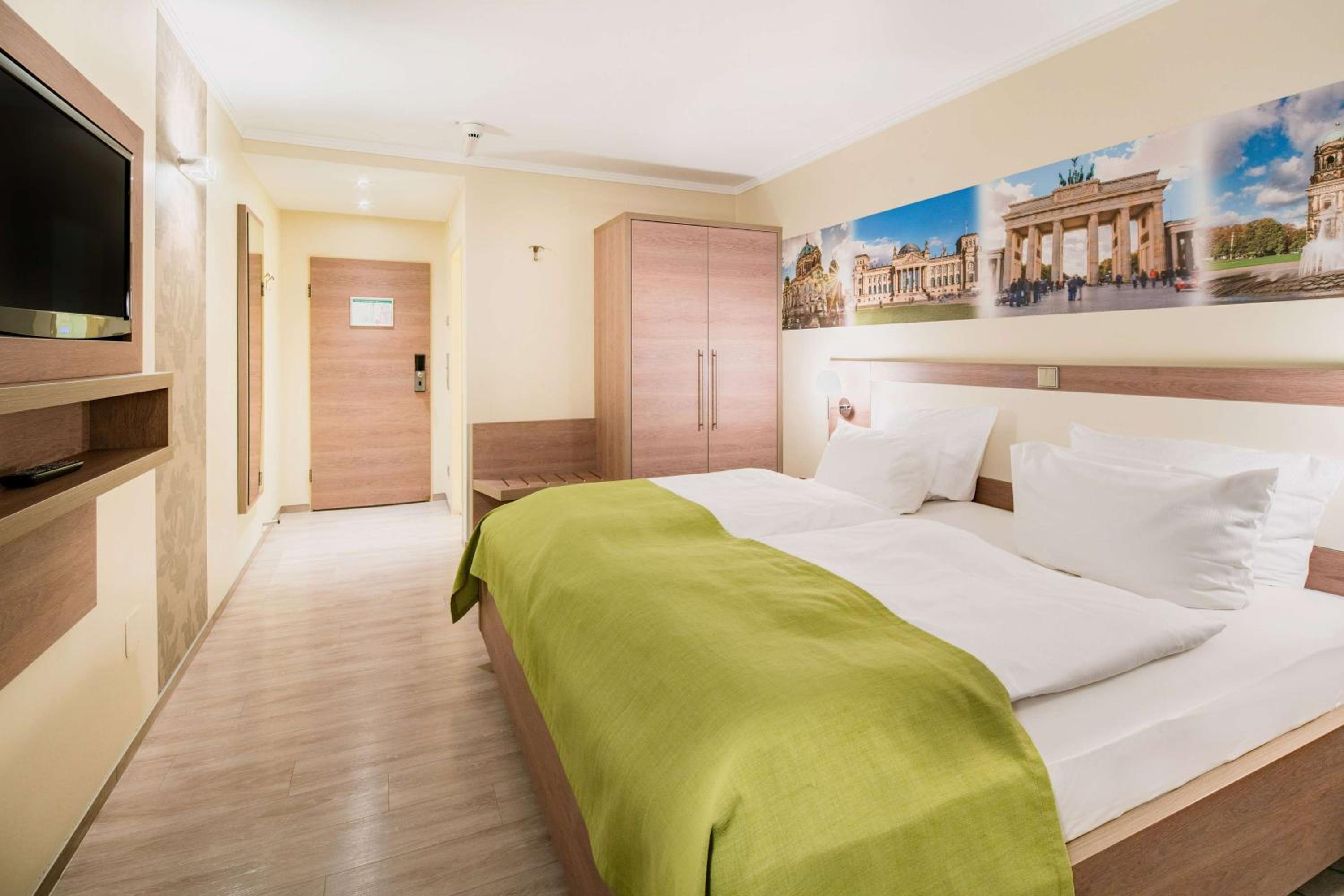 Standard Double Room thumbnail 6