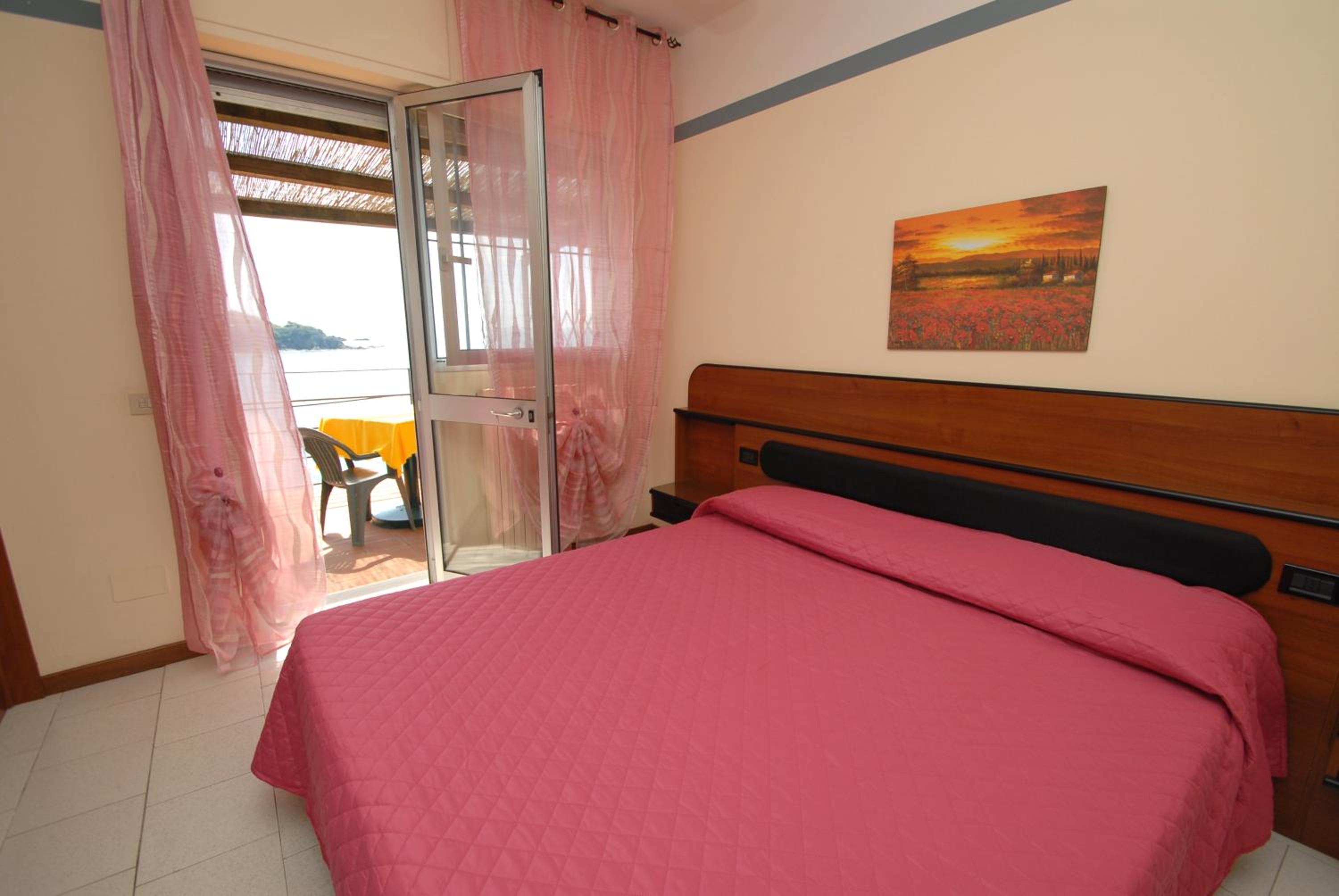Standard Double Room with Balcony and Sea View photo 2