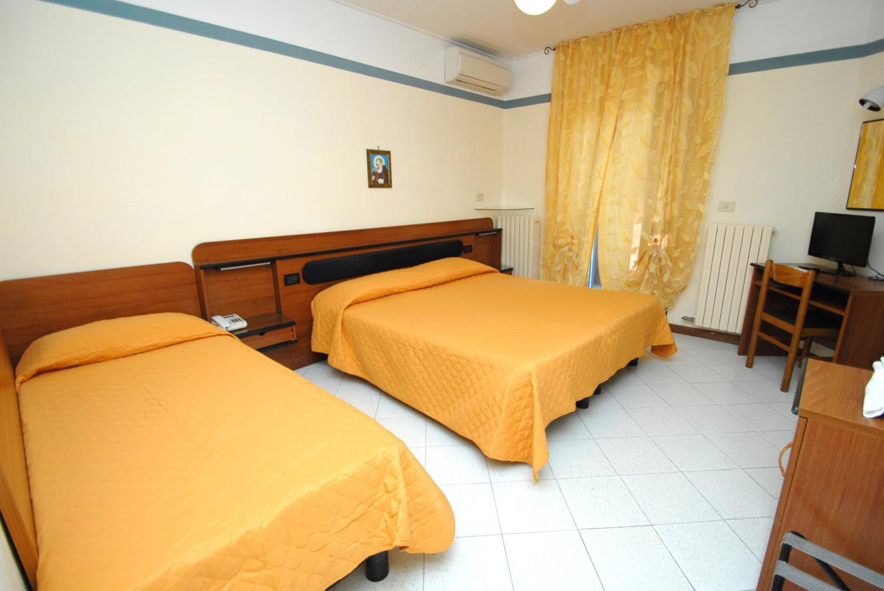 Standard Triple Room with Balcony photo 2