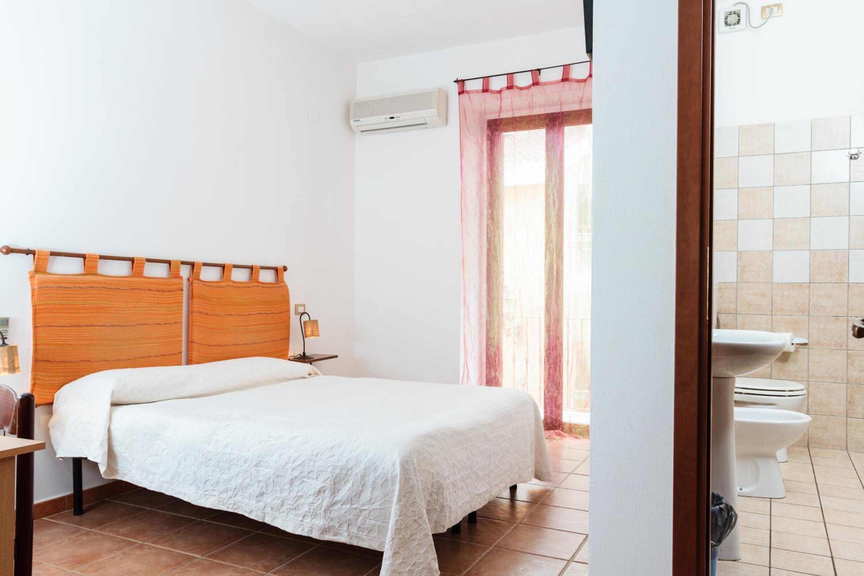 Double Room - Photo 6