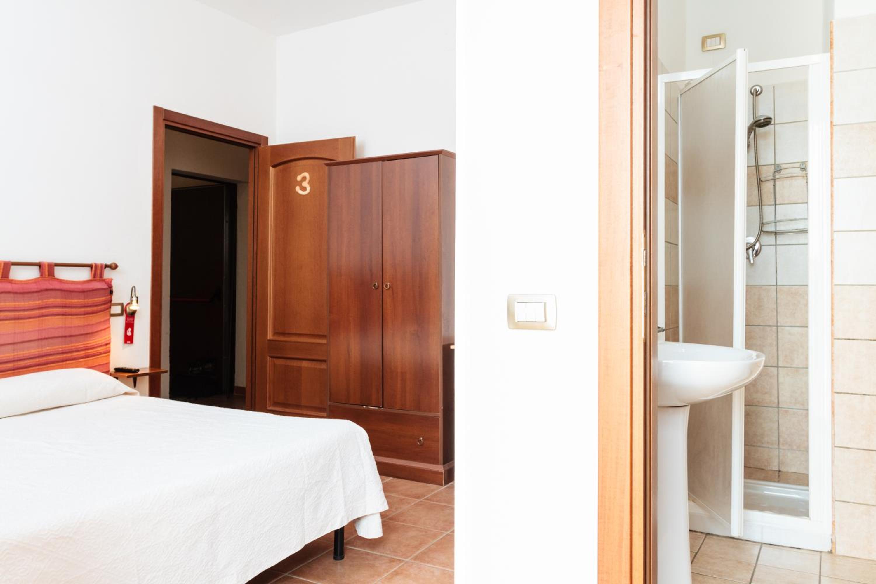 Double Room - Photo 5