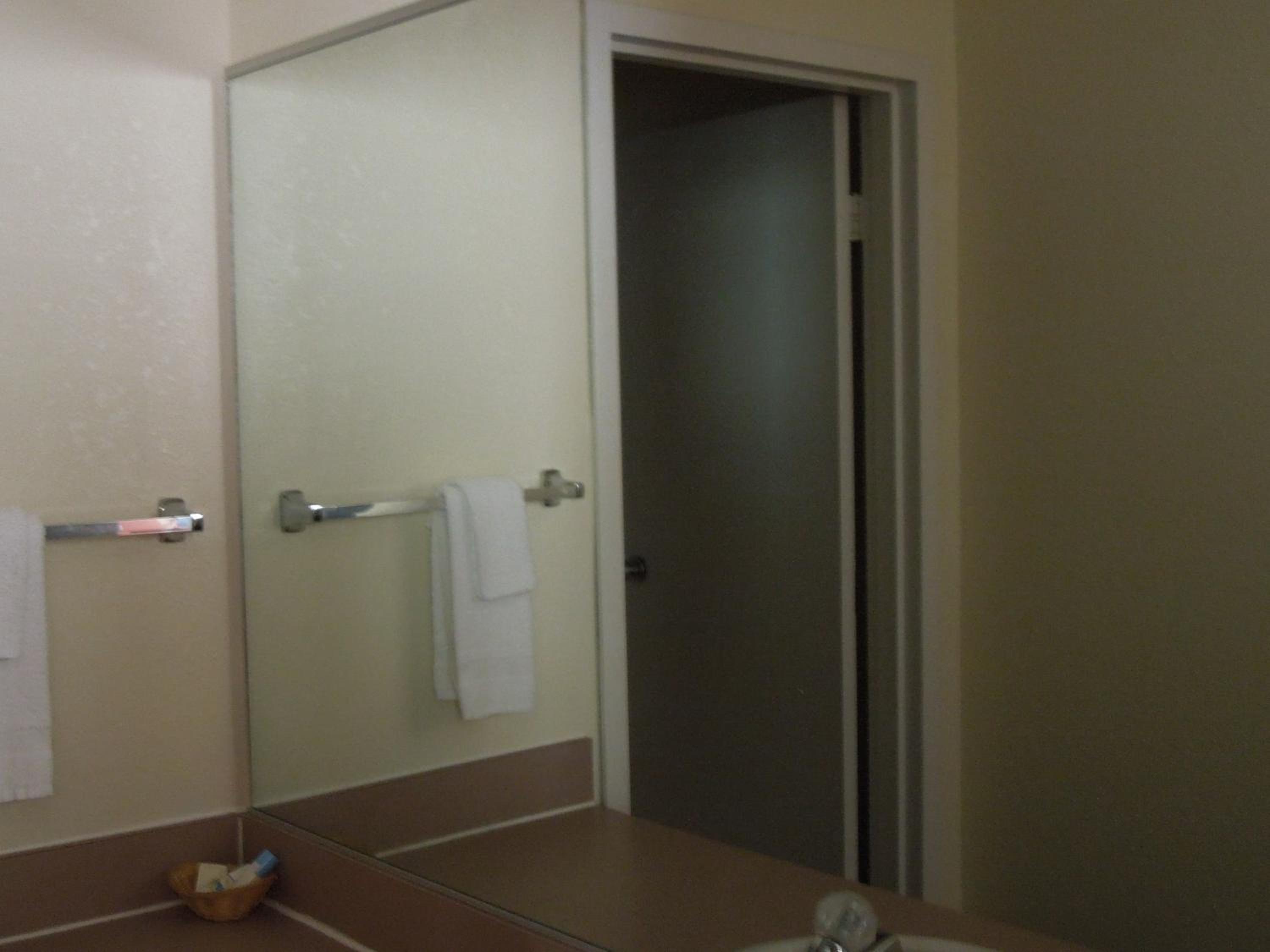 Queen Room with Two Queen Beds - Non-Smoking - Photo 5