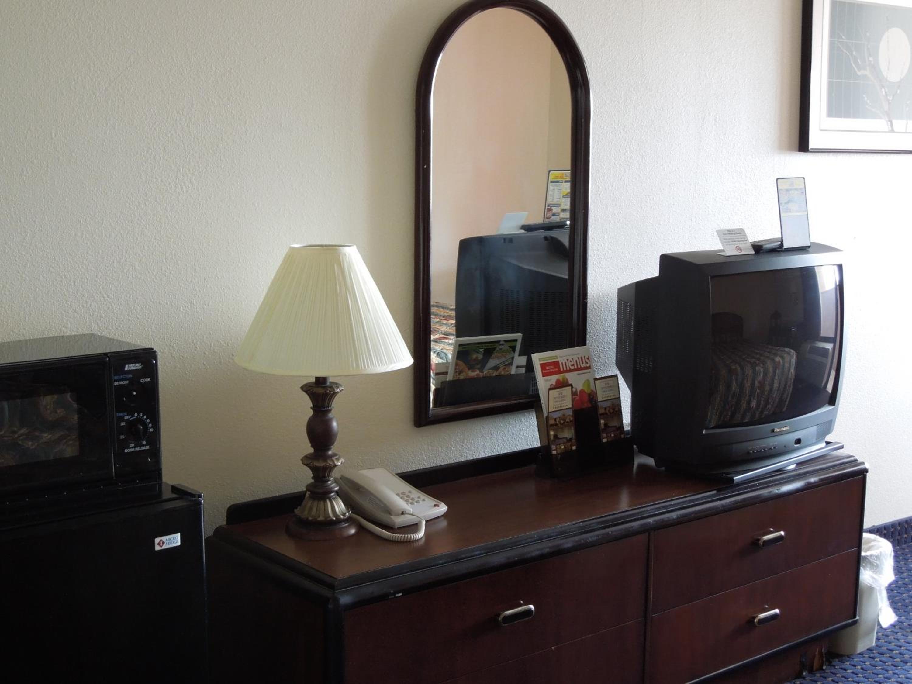 Queen Room with Two Queen Beds - Non-Smoking - Photo 1