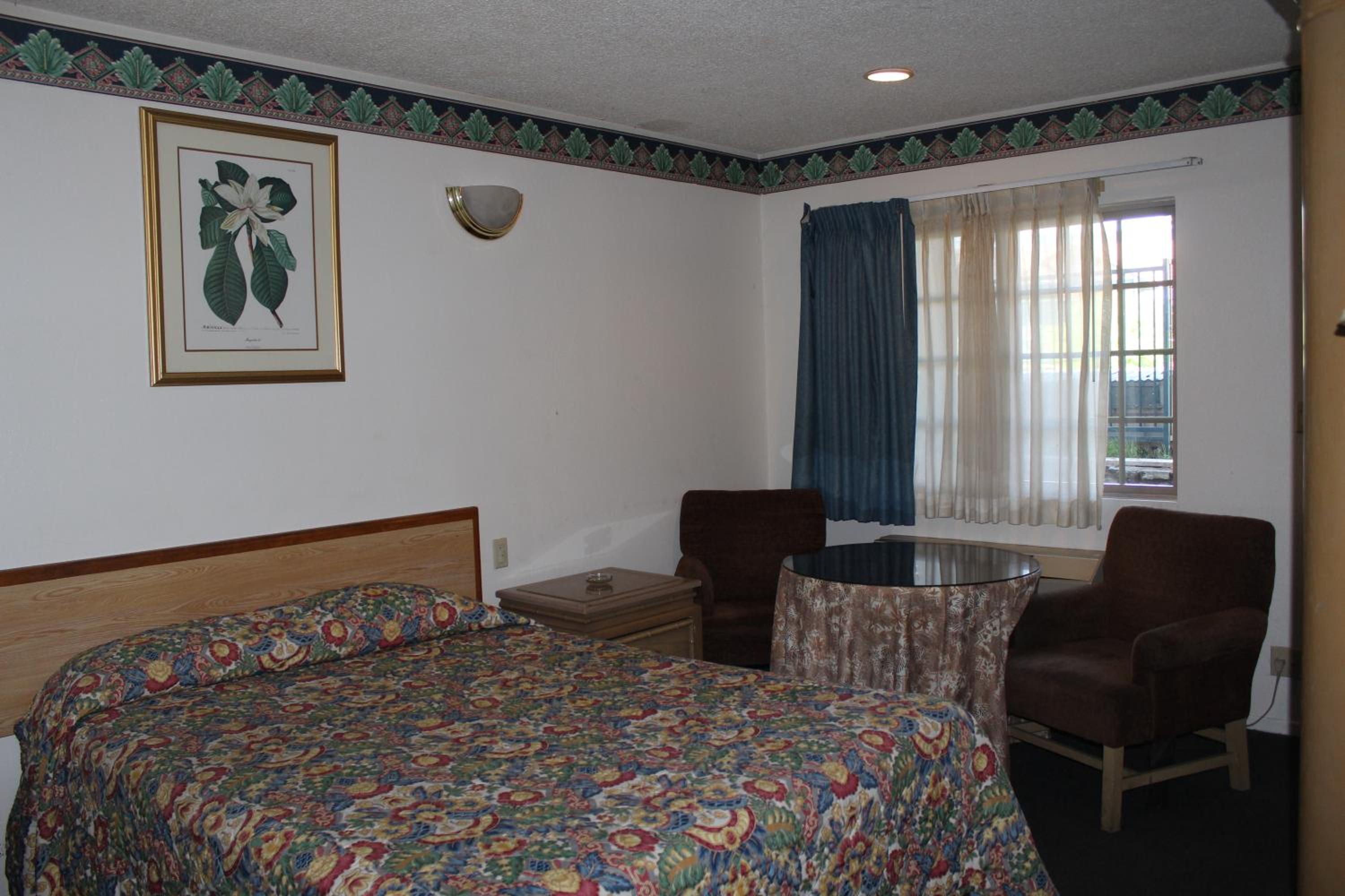 Queen Room photo 1