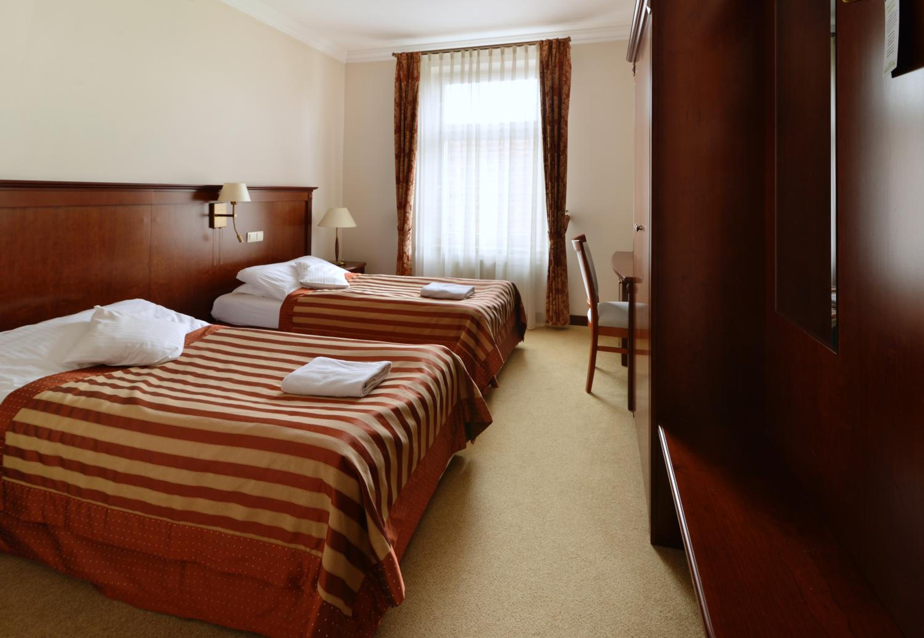 Standard Twin Room - Photo 3