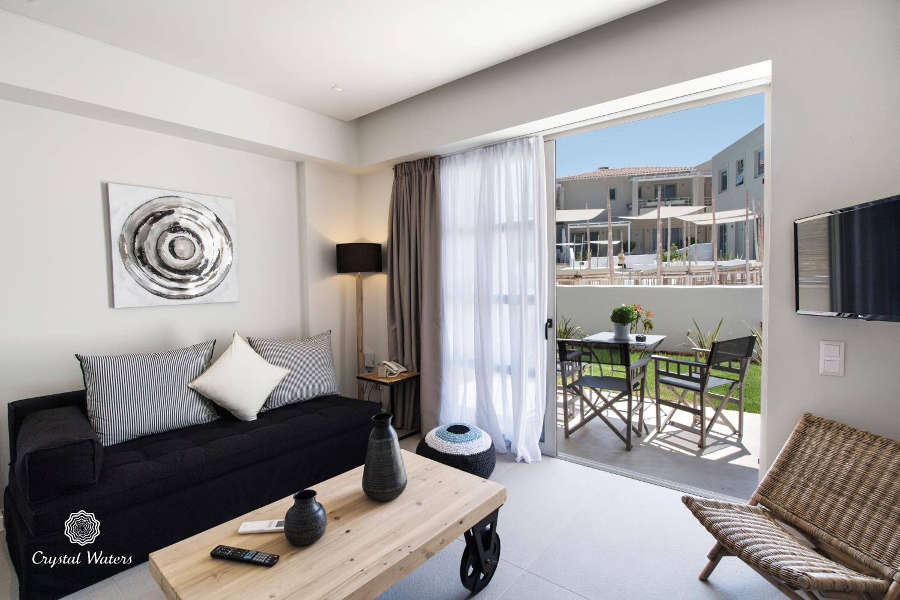 Suite with Pool View - Photo 7