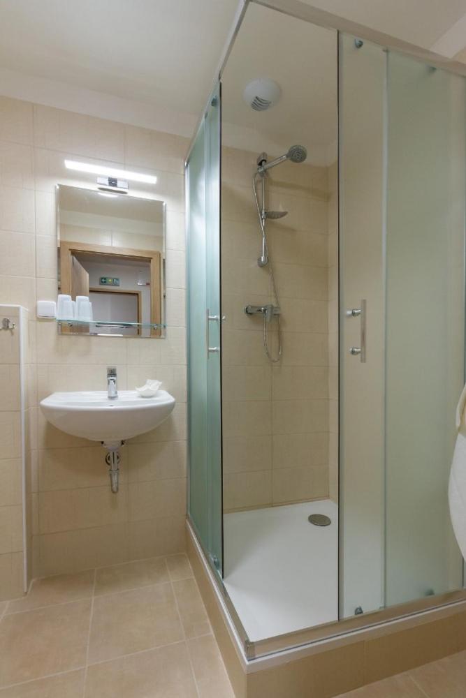 Twin Room - Photo 9