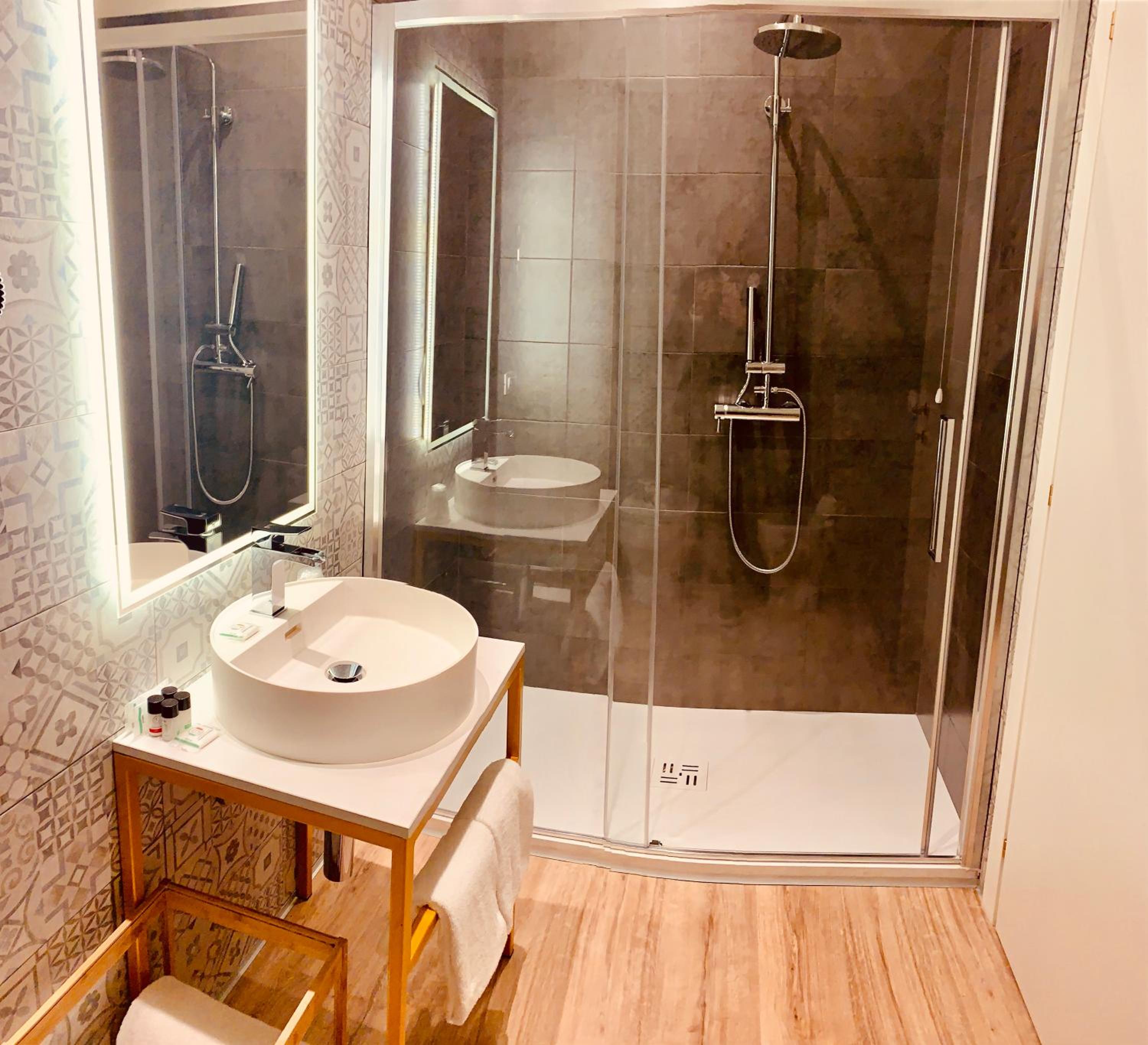 Double Room with Balcony and Spa Access - Photo 8