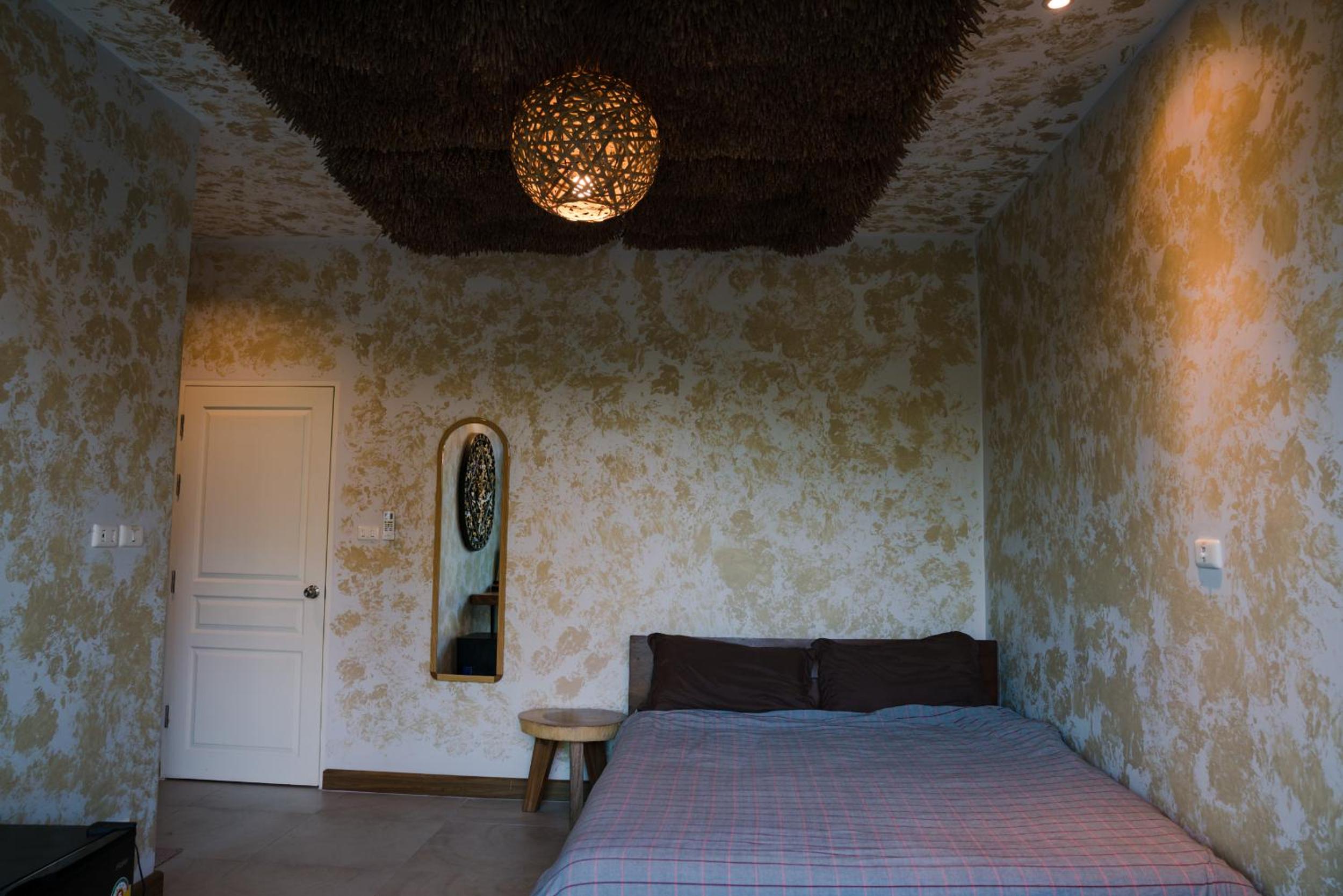 Standard Queen Room - Photo 7