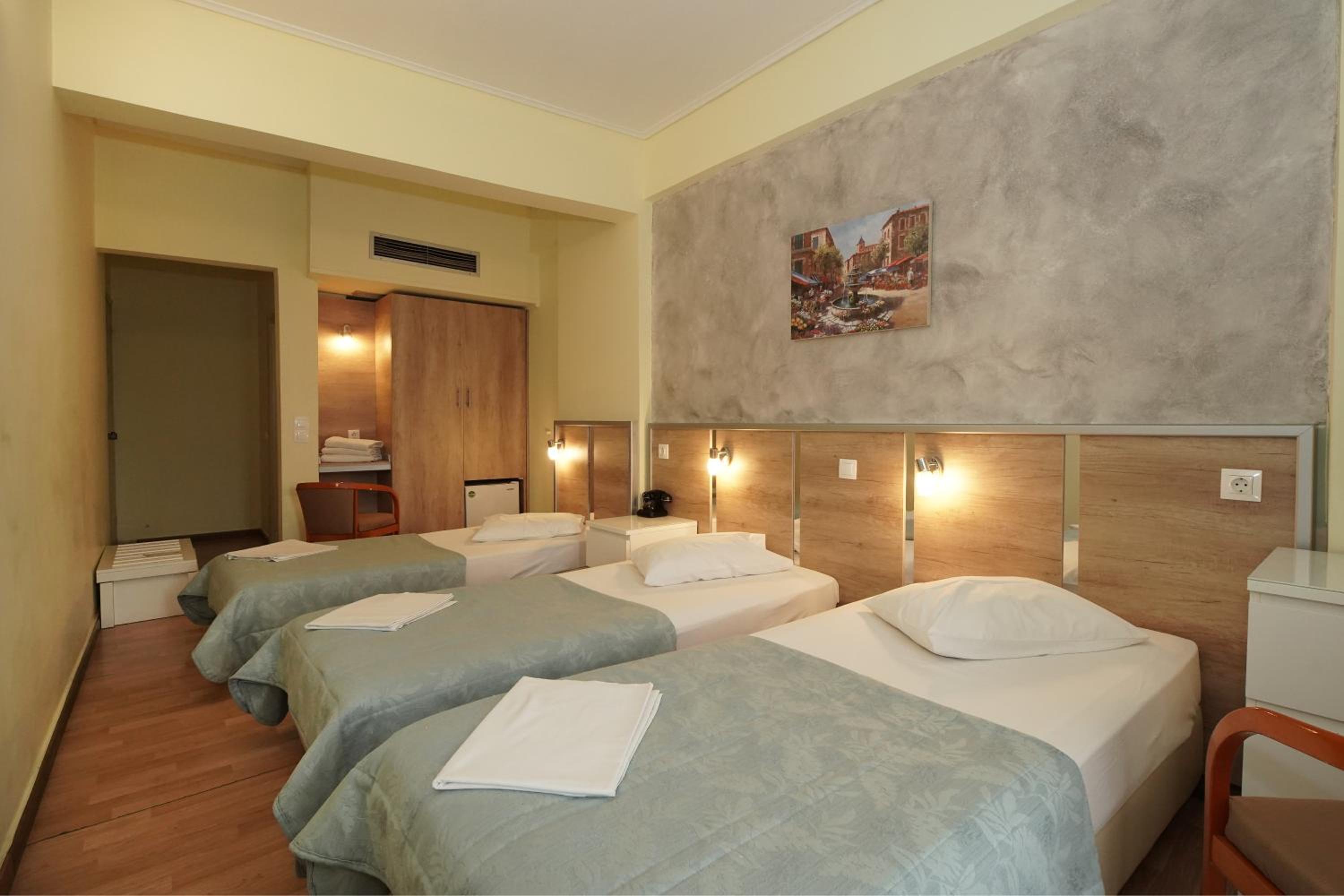 Triple Room with 3 Single Beds photo 3