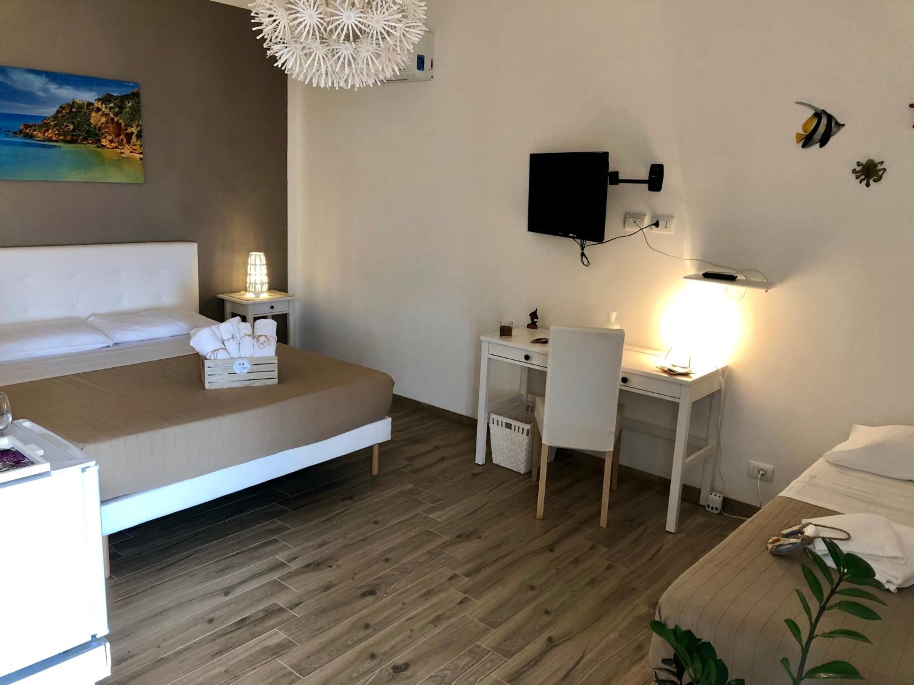 Deluxe Suite with Sea View - Photo 13