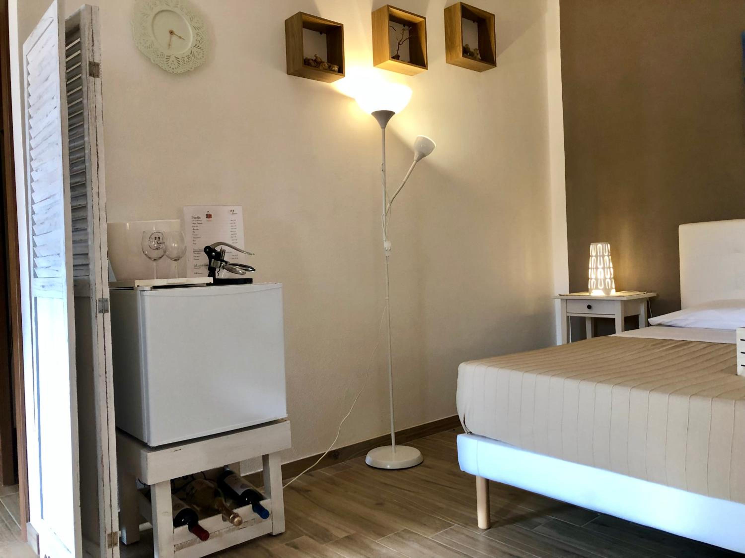 Deluxe Suite with Sea View - Photo 14