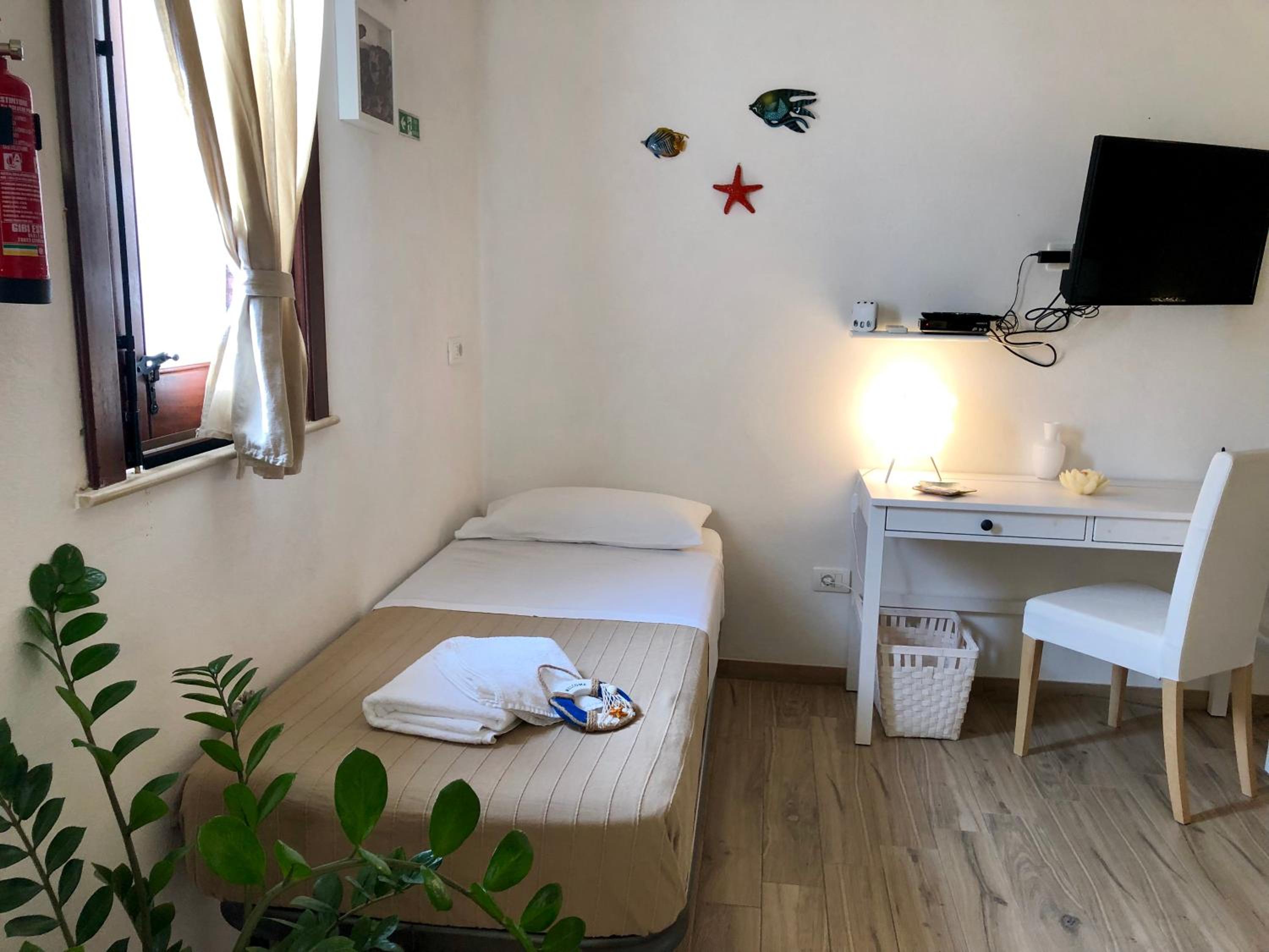 Deluxe Suite with Sea View - Photo 51