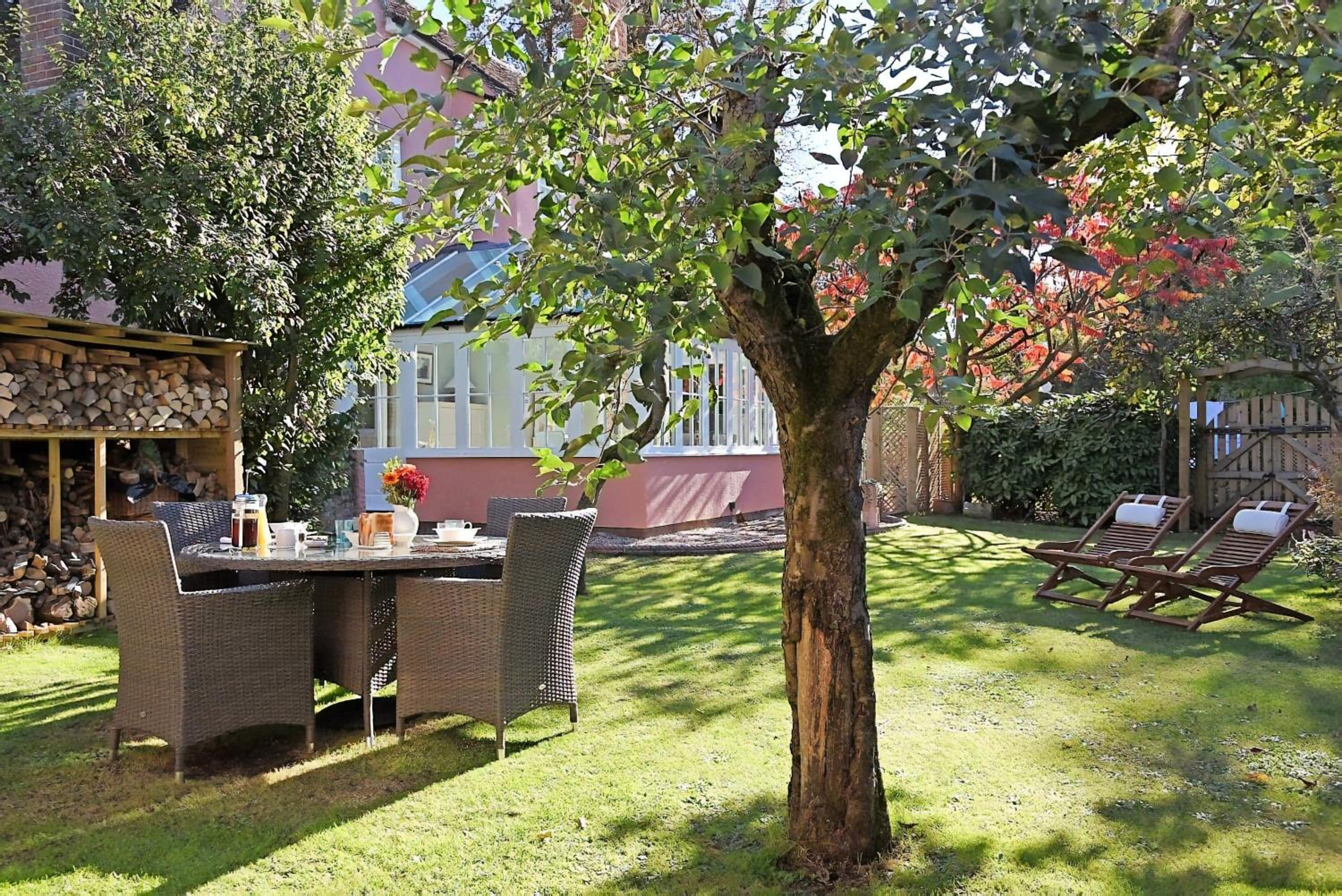 Deluxe King Room with Private Garden photo 2