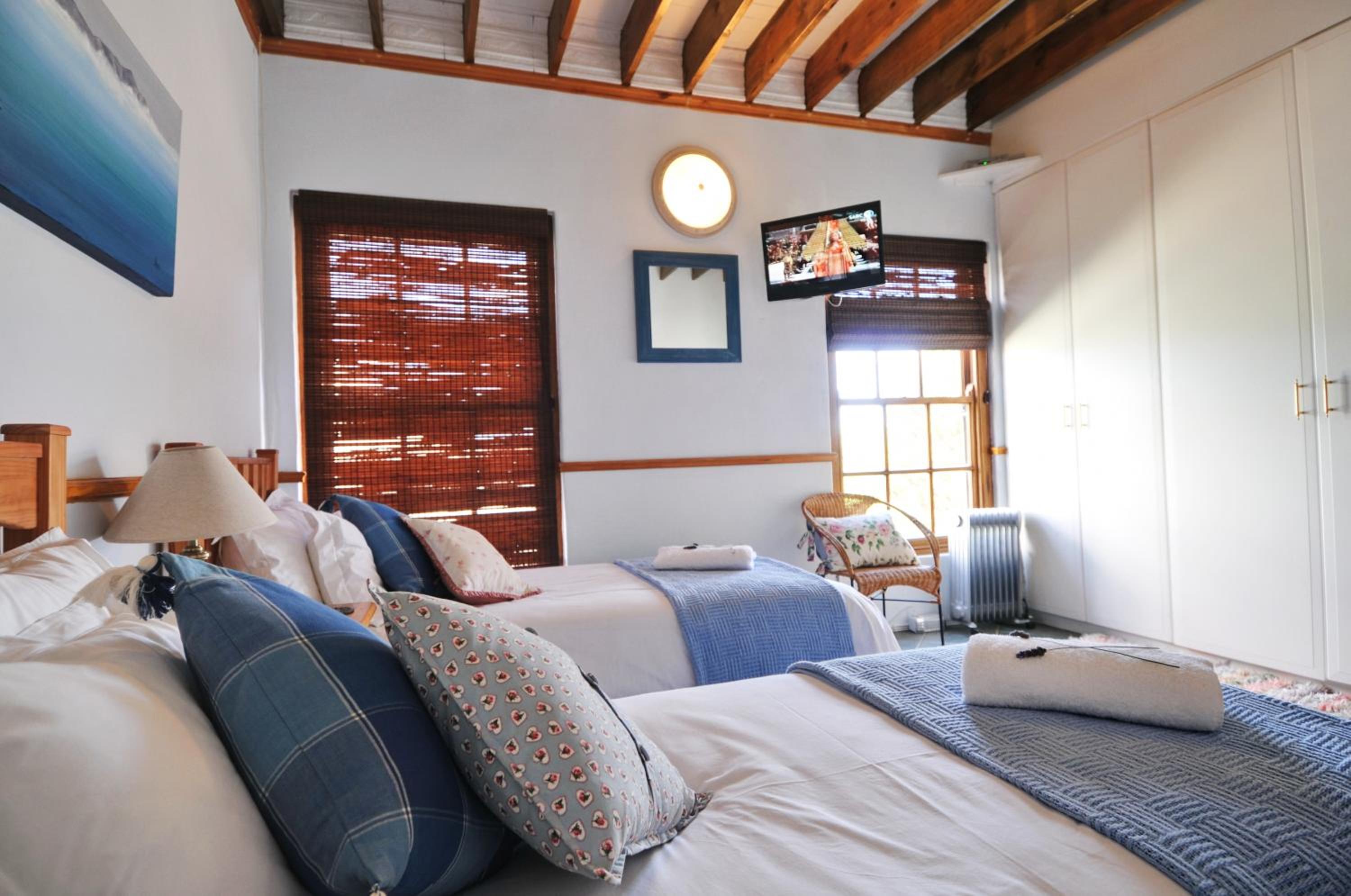 Twin Room with Pool View photo 3