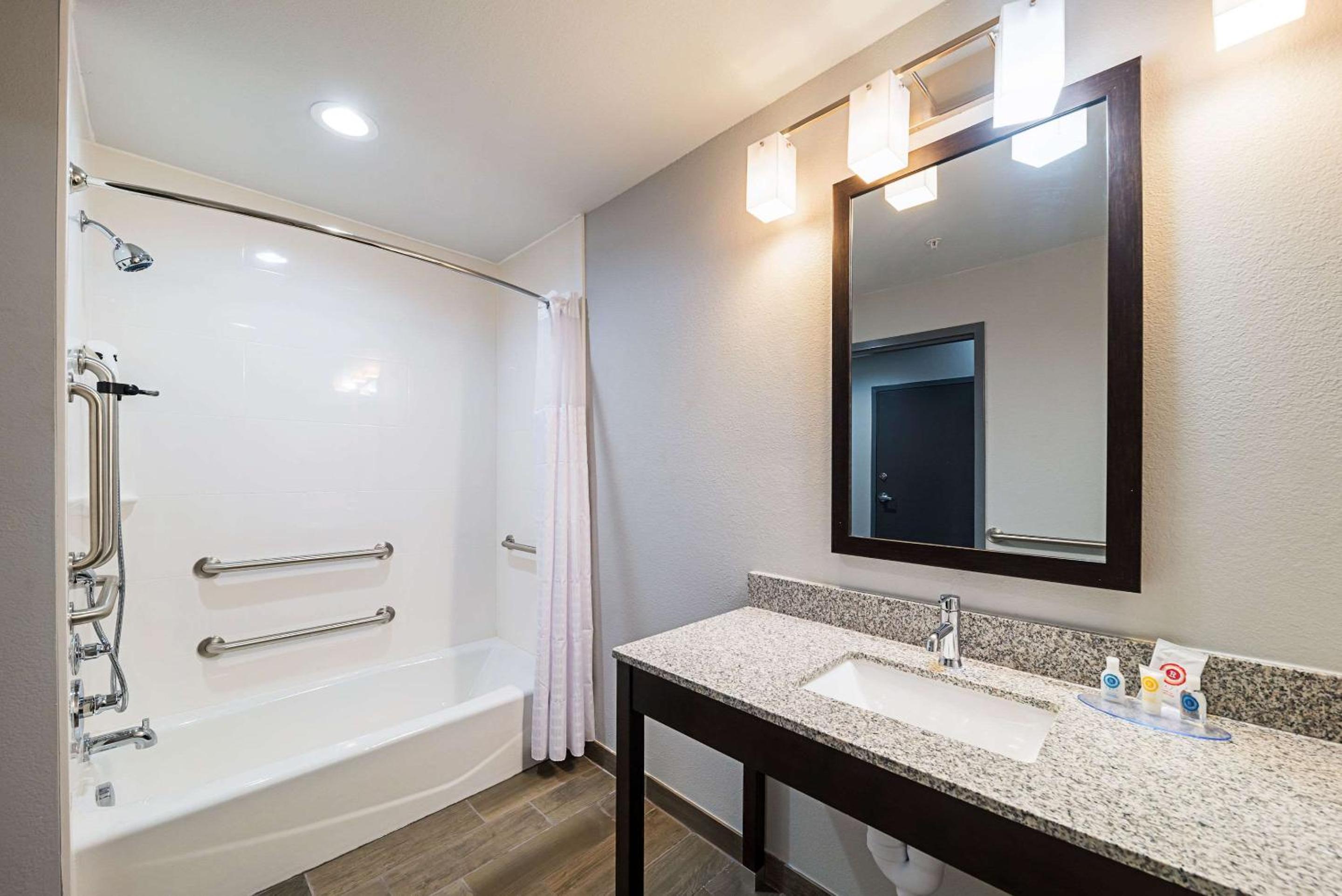 King Suite - Accessible/Non-Smoking photo 2