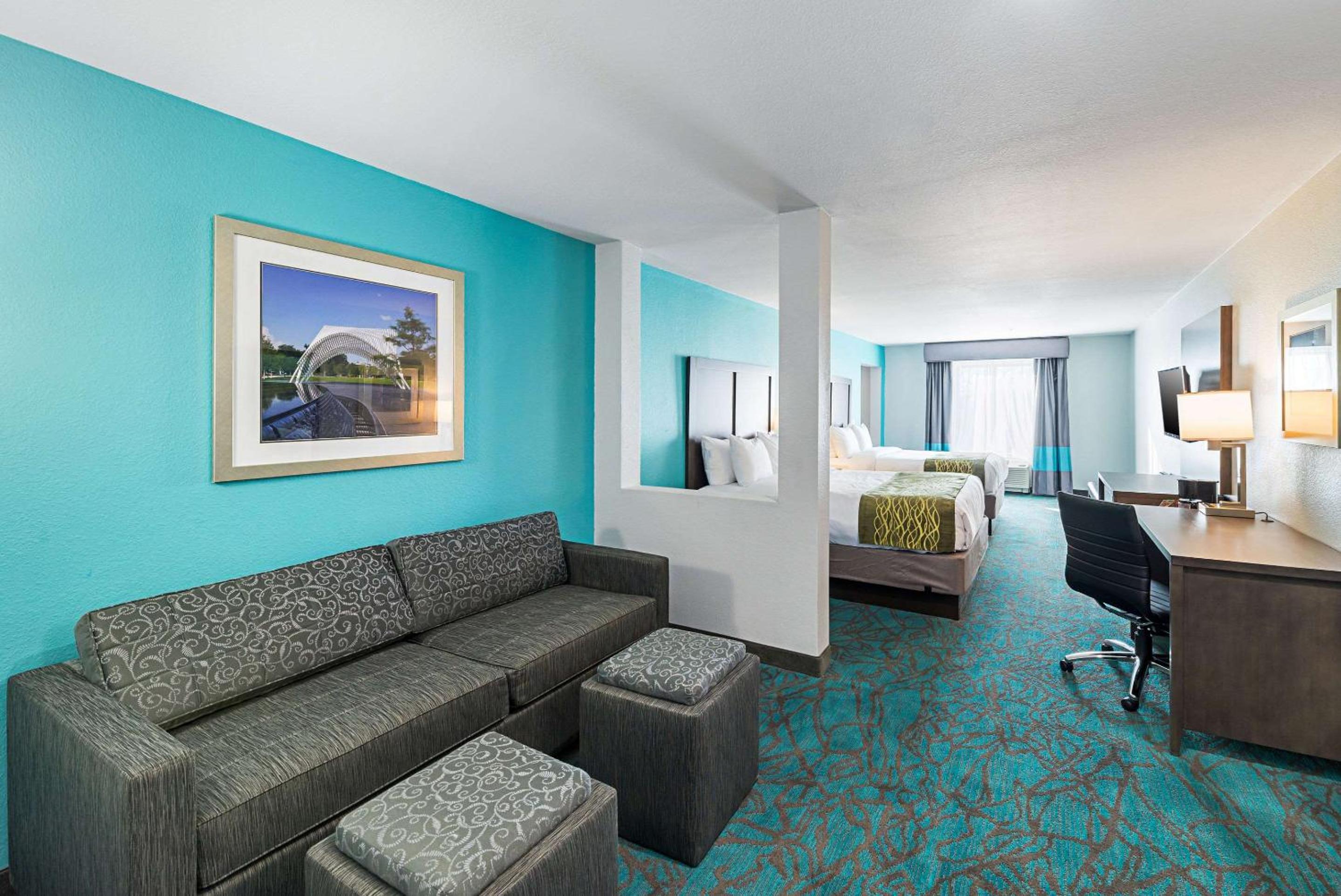 Suite with Two Queen Beds photo 2