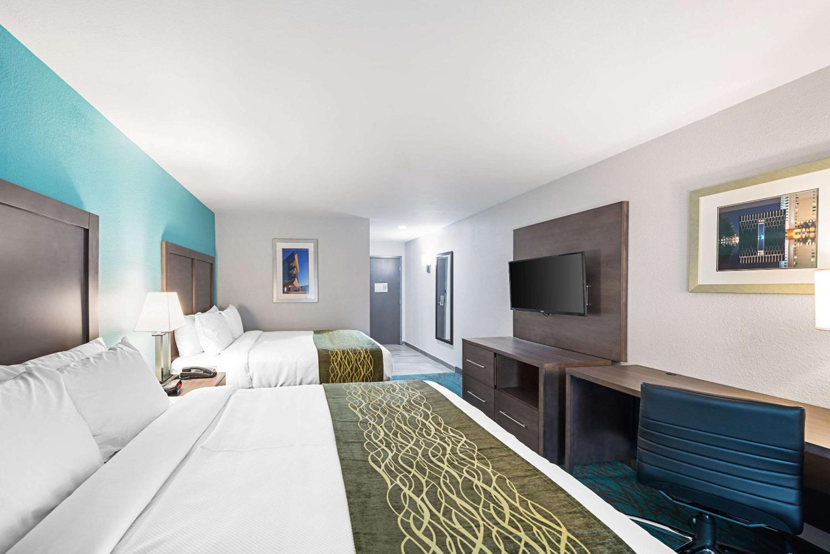 Queen Room with Two Queen Beds photo 3