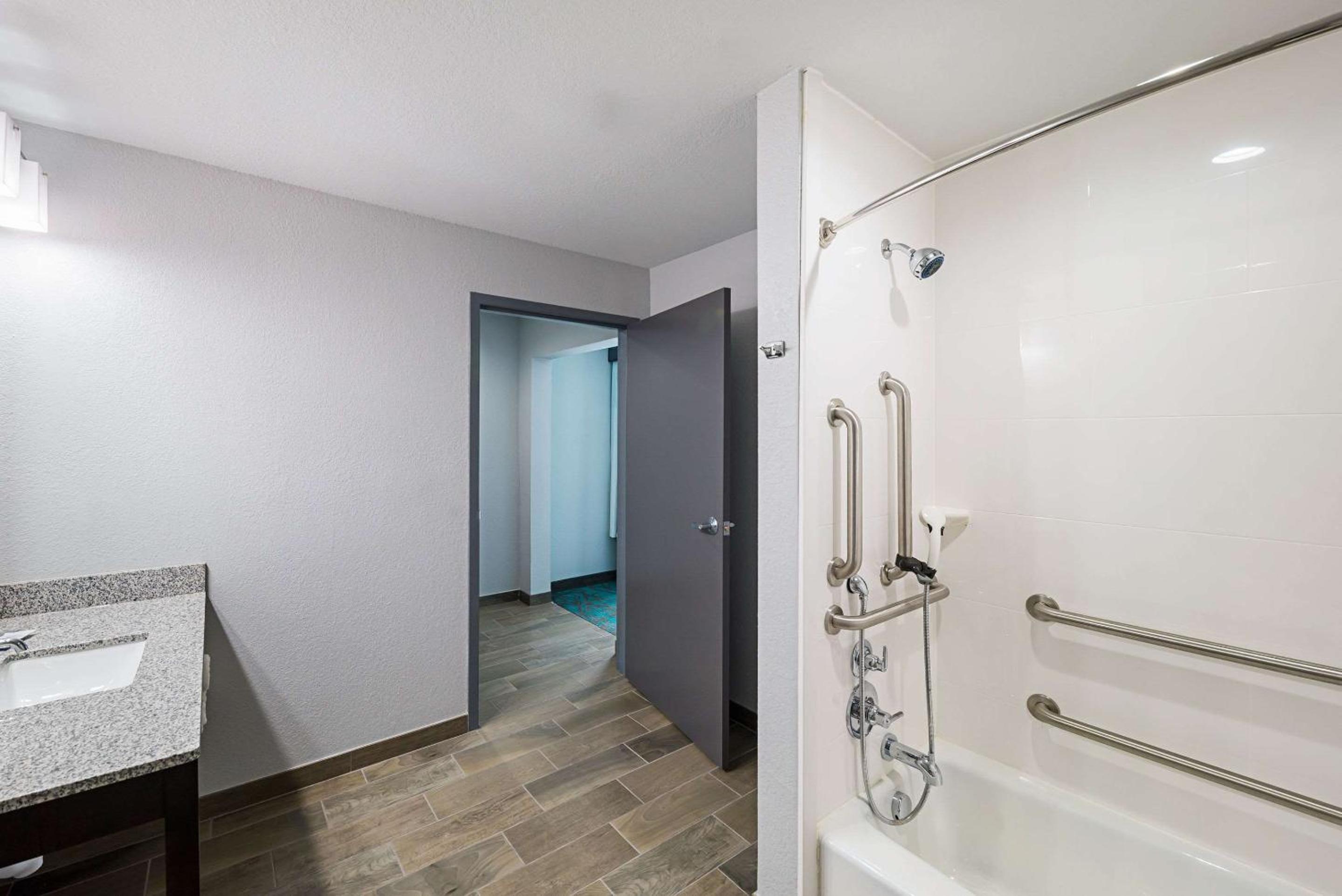 King Suite - Accessible/Non-Smoking photo 3