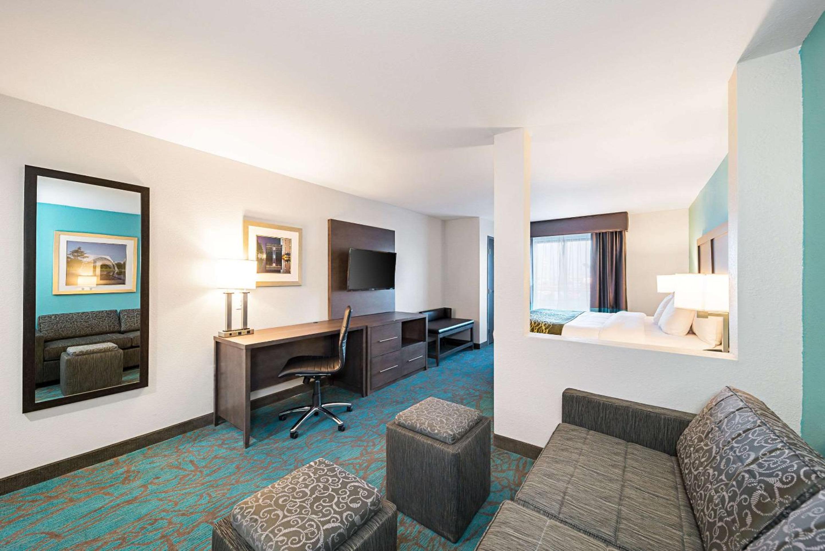 Suite with One King Bed photo 2