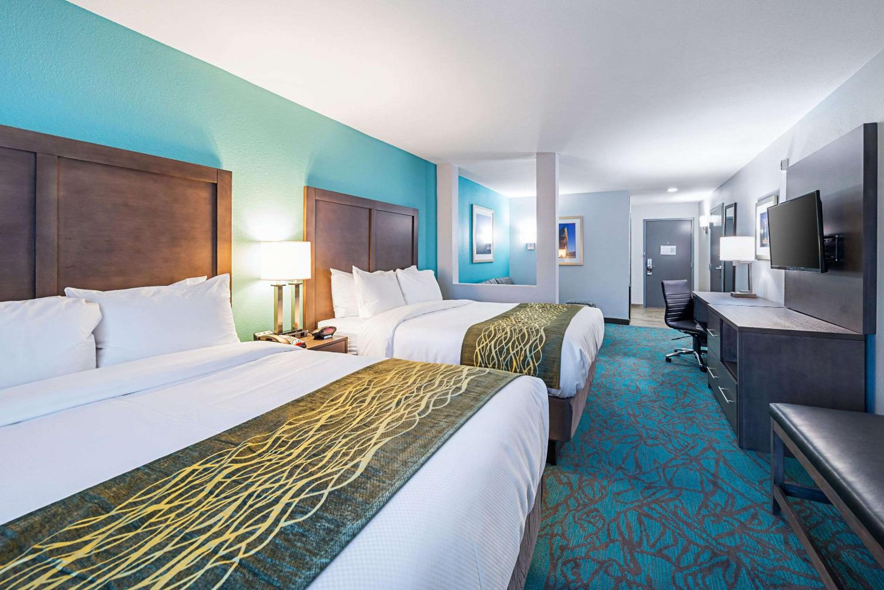 Suite with Two Queen Beds photo 3