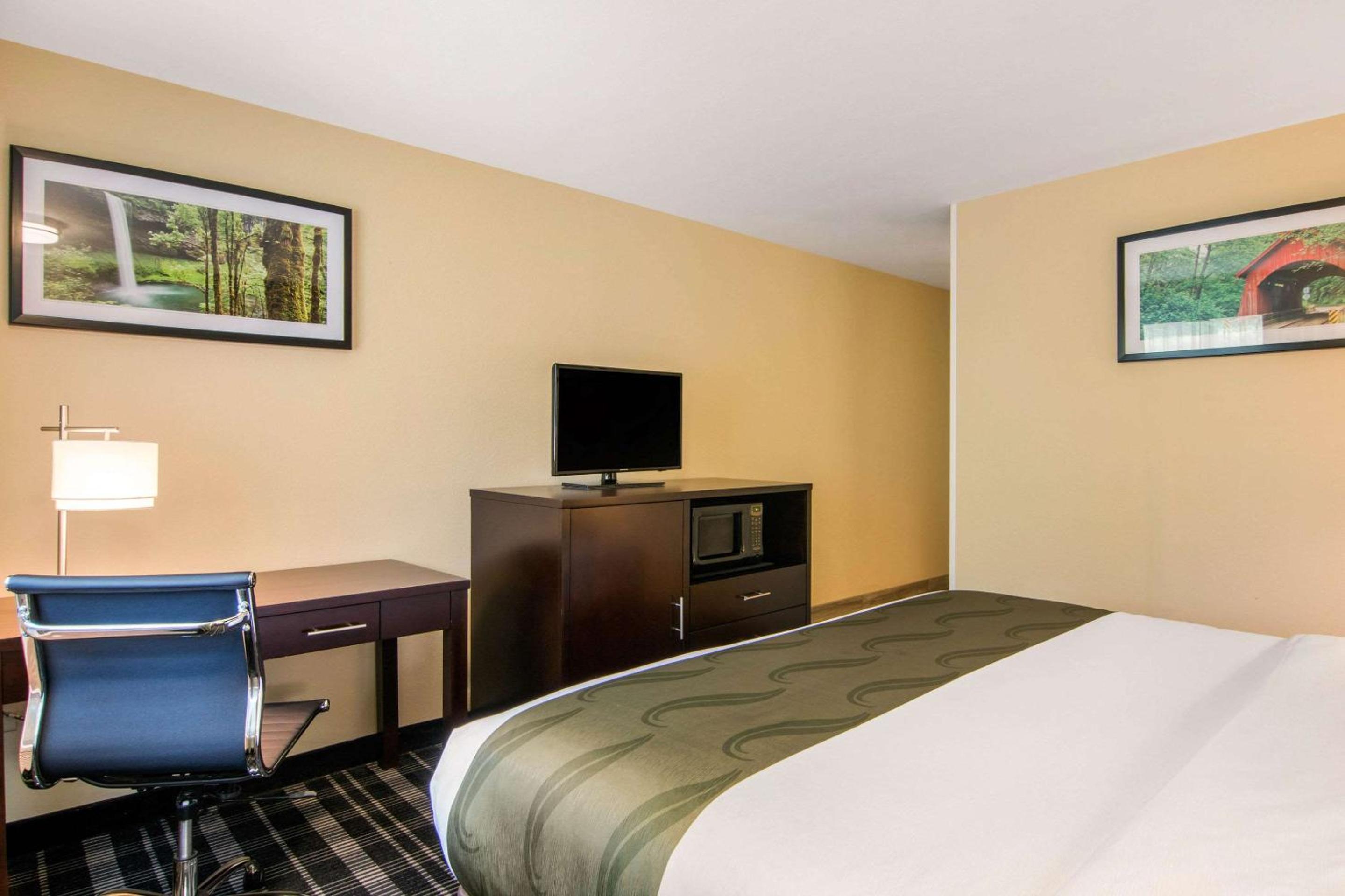 Queen Room with Two Queen Beds - Non-Smoking - Photo 1
