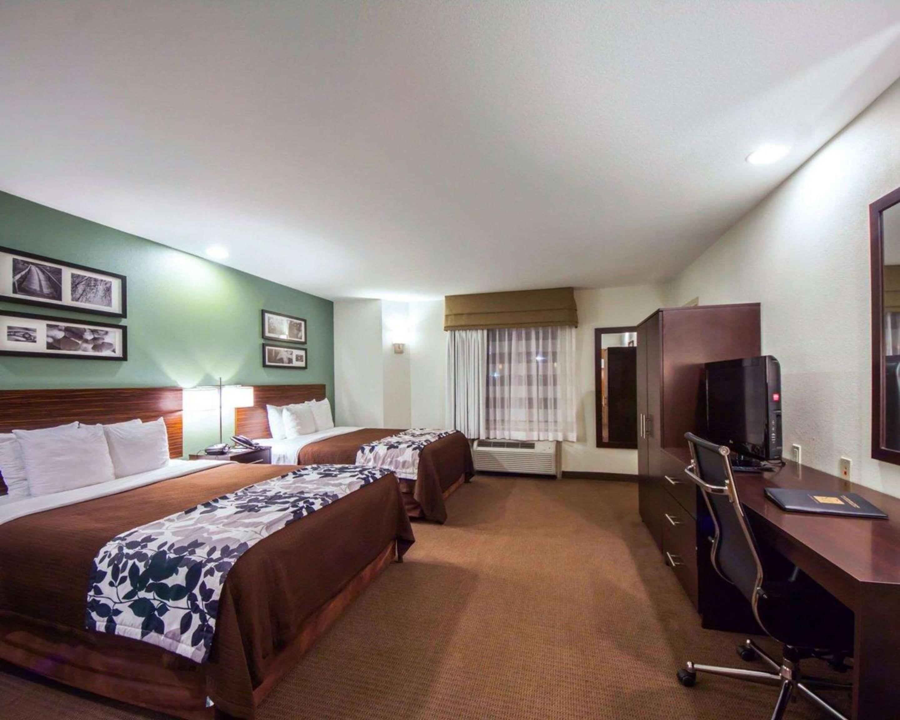 Queen Room with Two Queen Beds - Non-Smoking - Photo 1