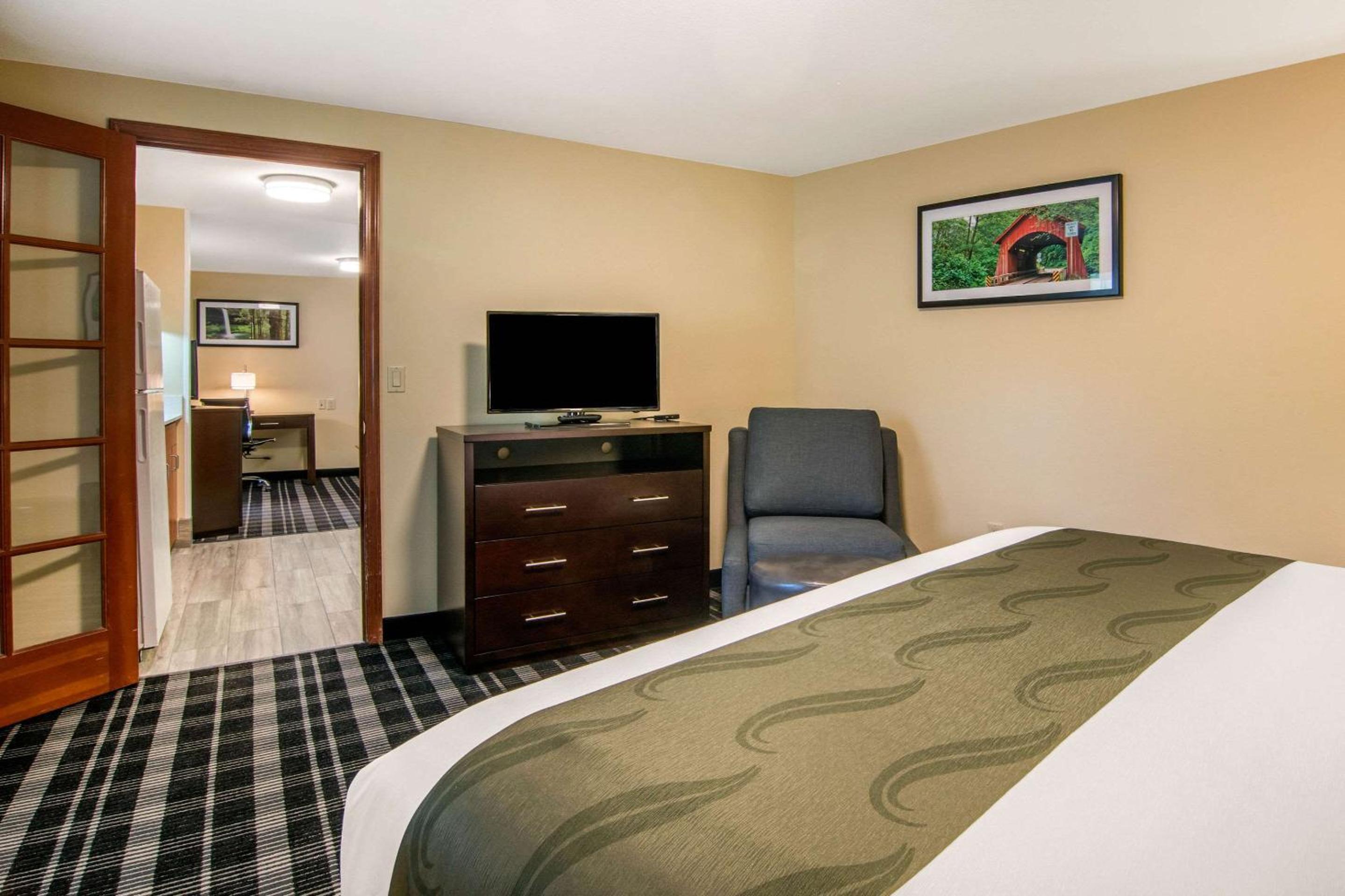 Efficiency King Suite - Non-Smoking - Photo 3