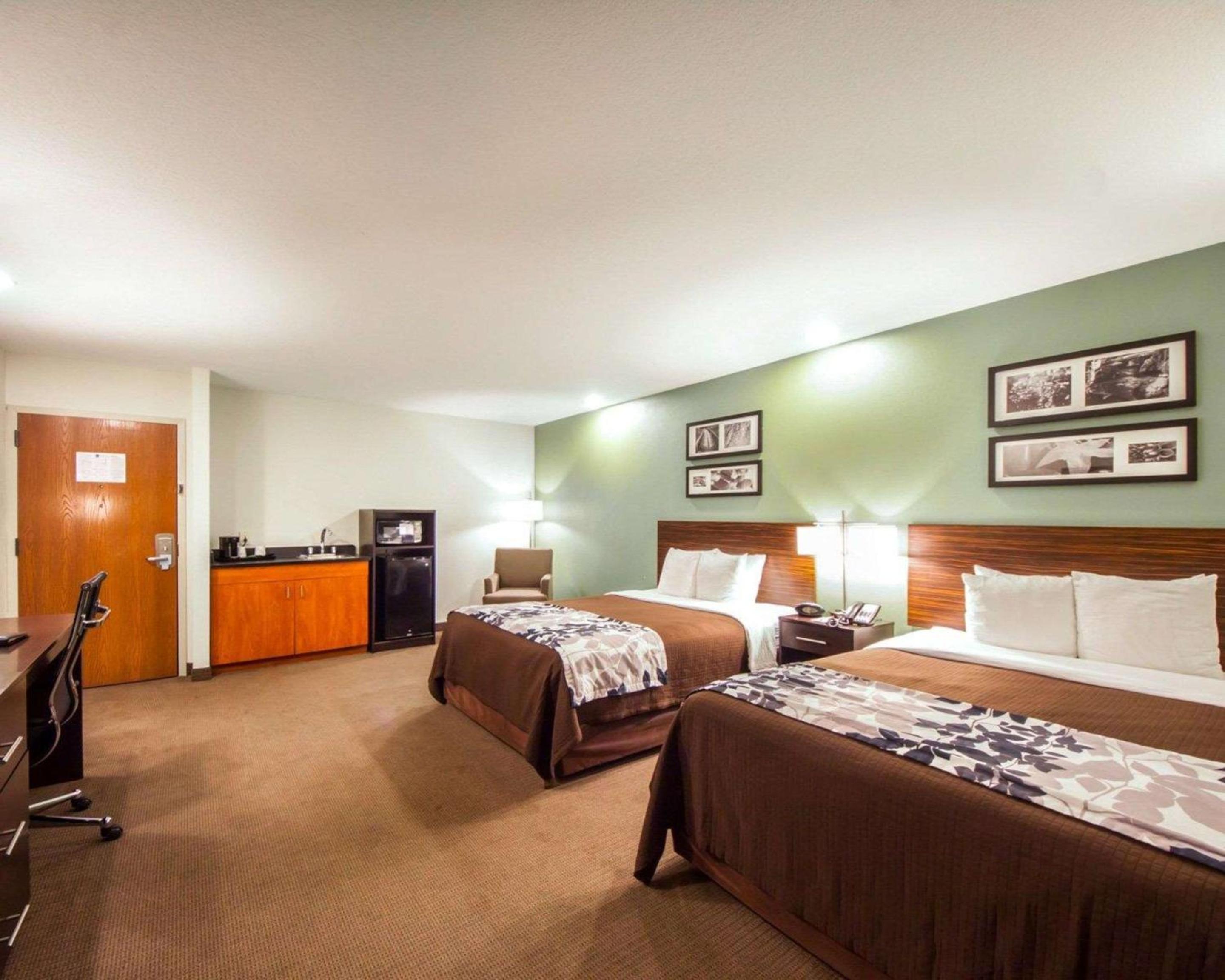 Queen Room with Two Queen Beds - Non-Smoking - Photo 2