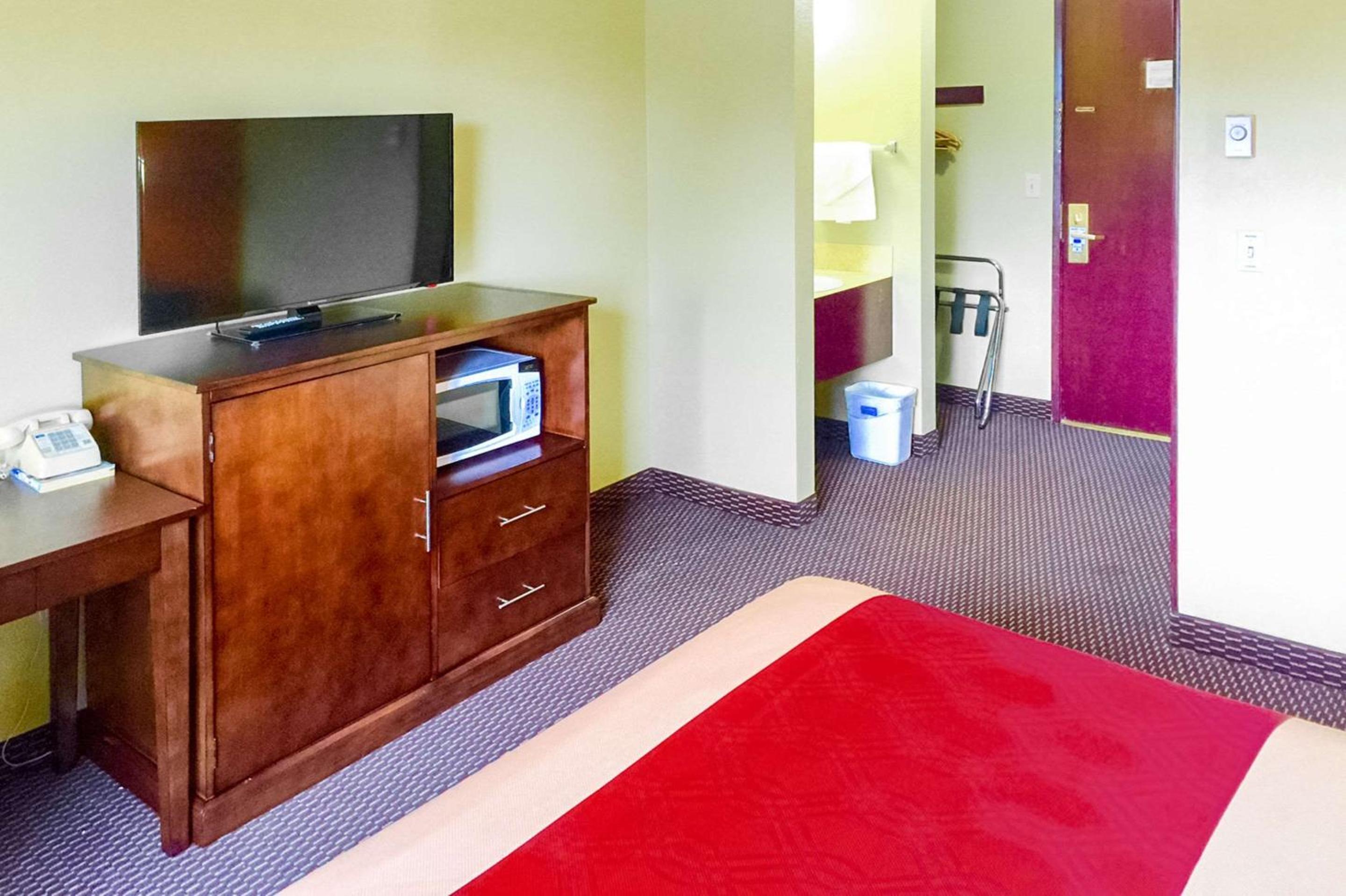 Queen Room - Non-Smoking - Photo 1