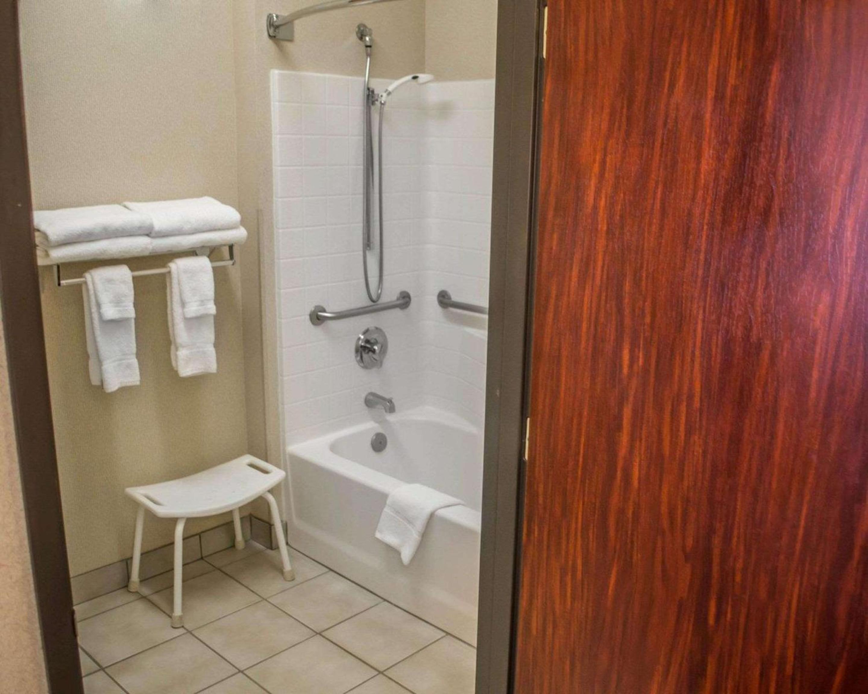 King Room with Accessible Tub - Accessible/Non-Smoking - Photo 4
