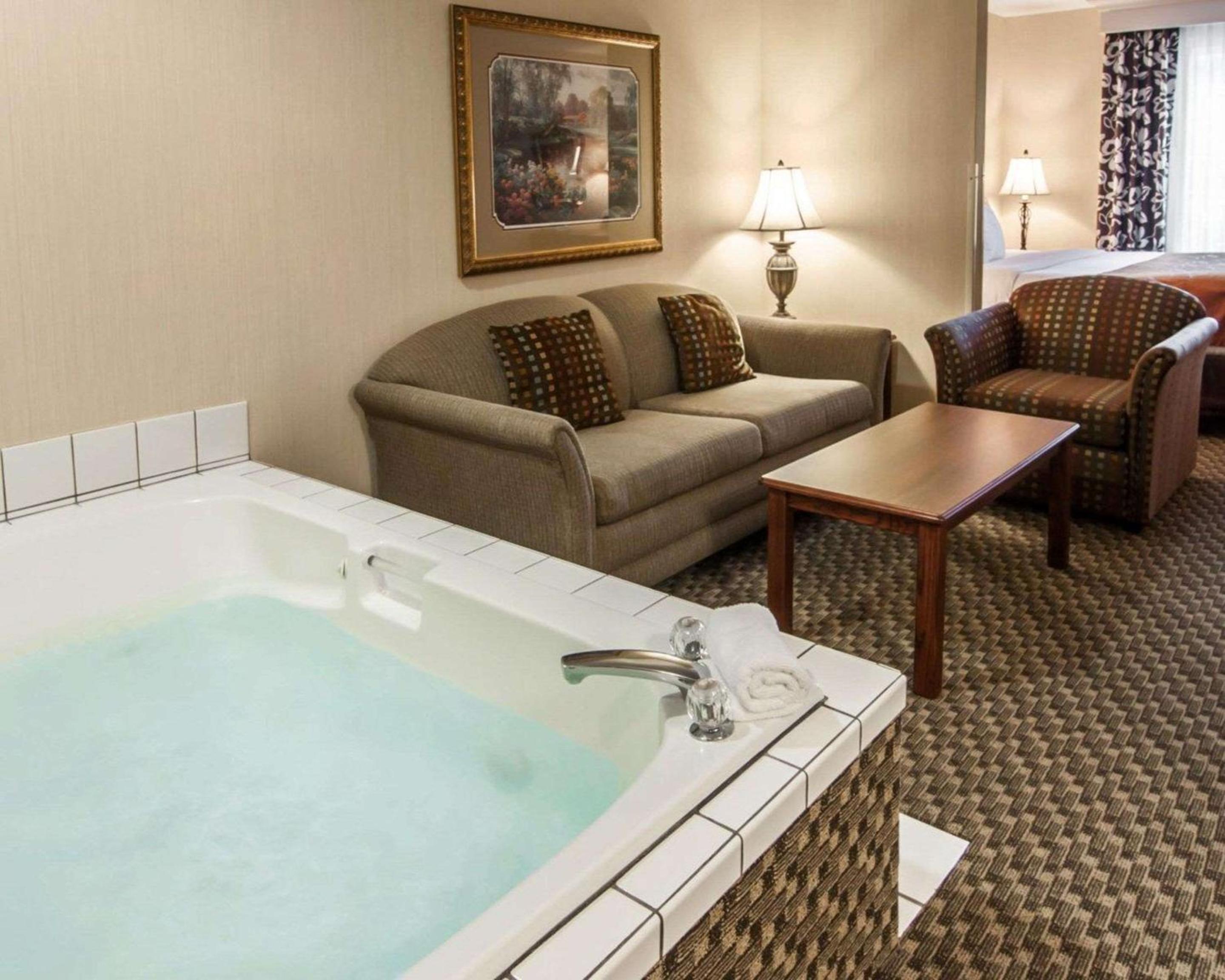 Deluxe King Suite - Non-Smoking - Photo 2