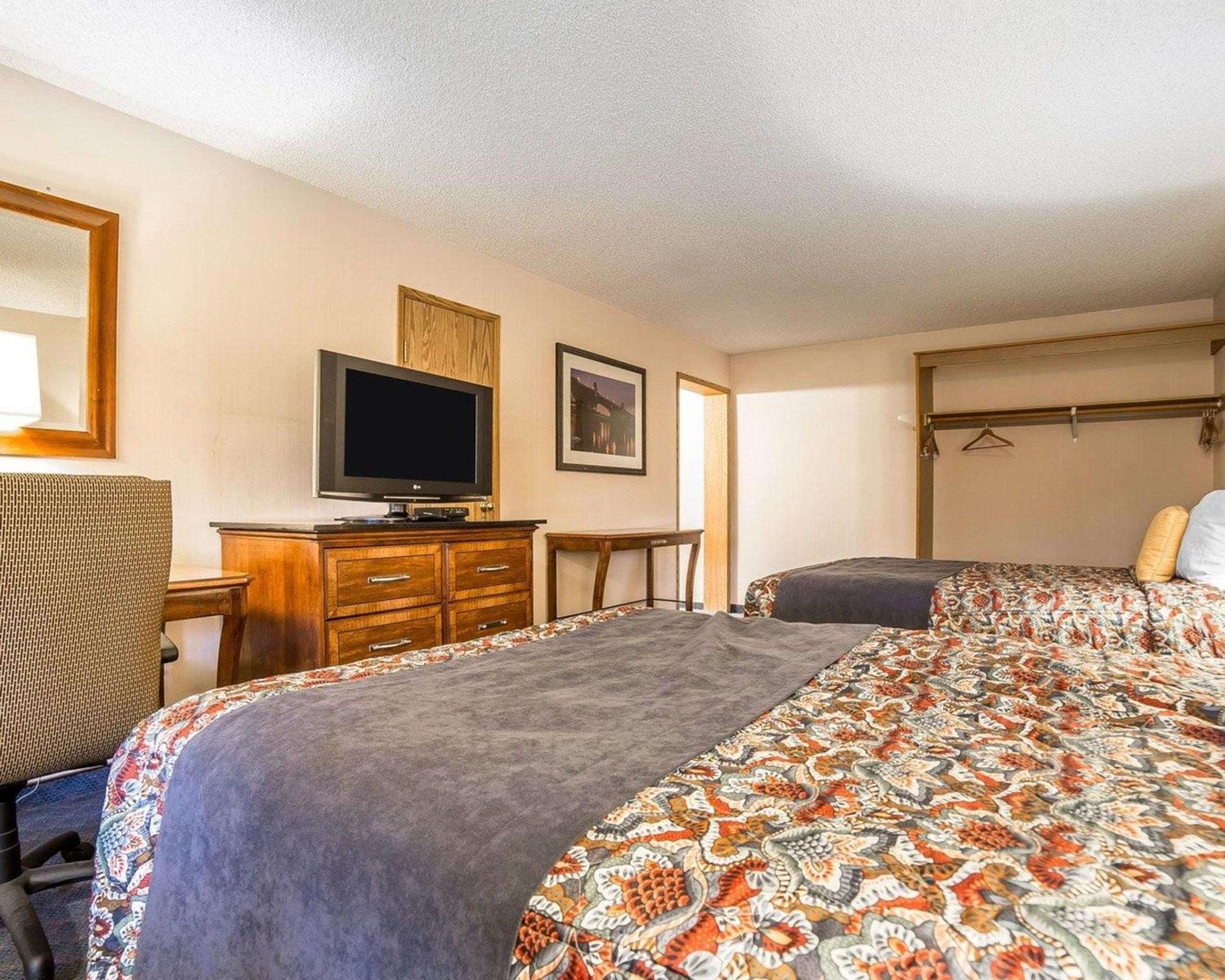 Queen Room with Two Queen Beds - Non-Smoking - Photo 1