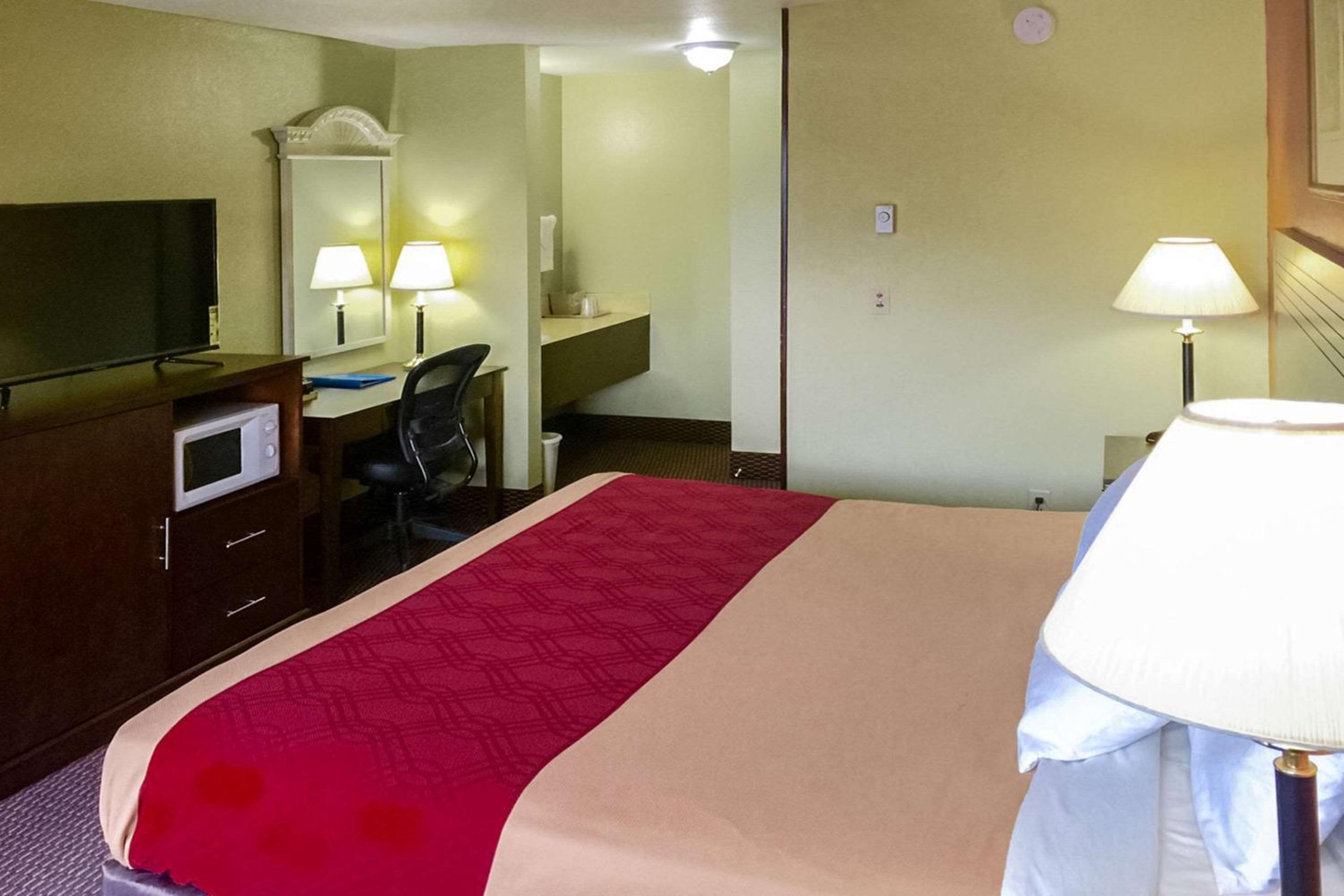 King Room - Non-Smoking - Photo 3