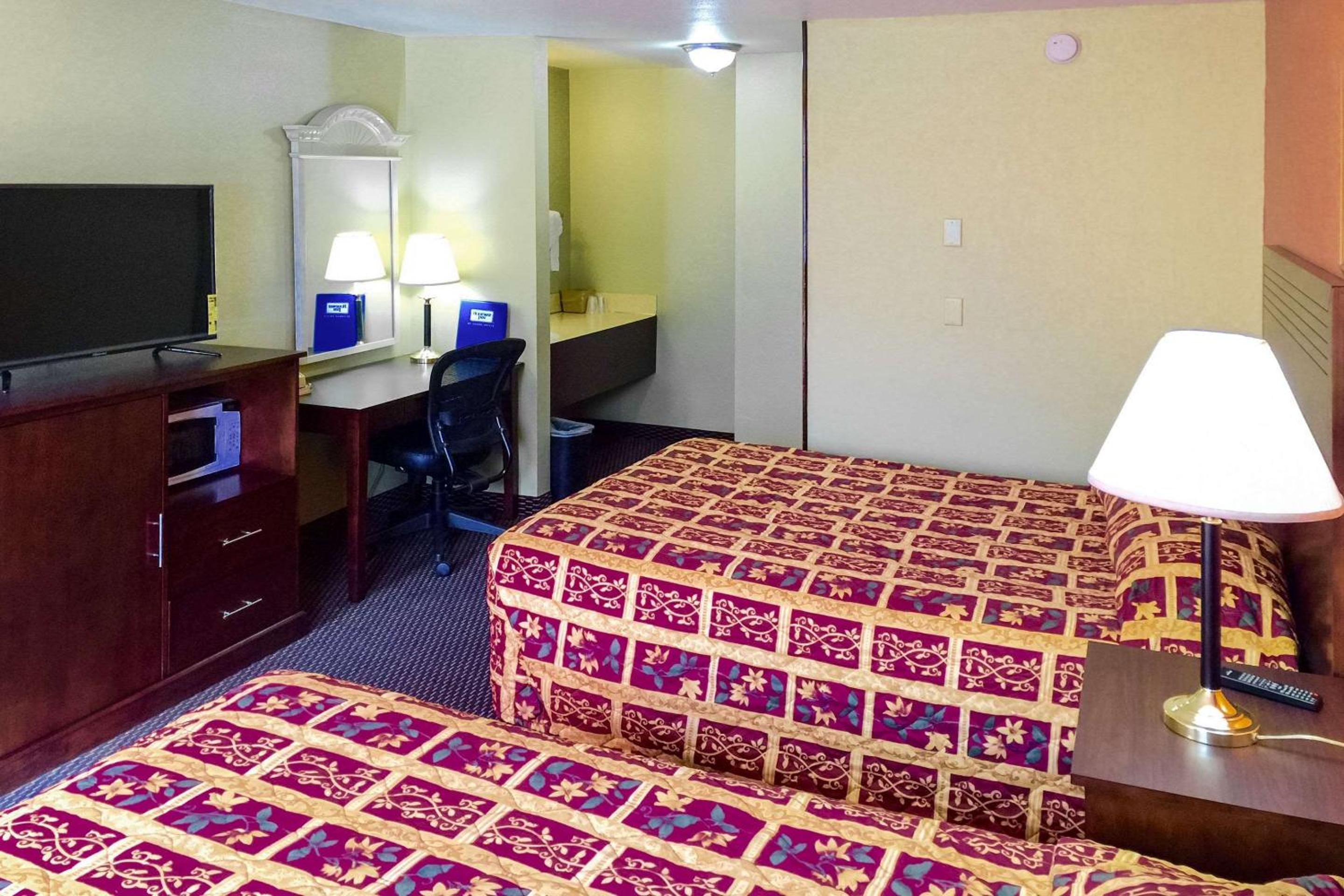 Queen Room with Two Queen Beds - Non-Smoking - Photo 1