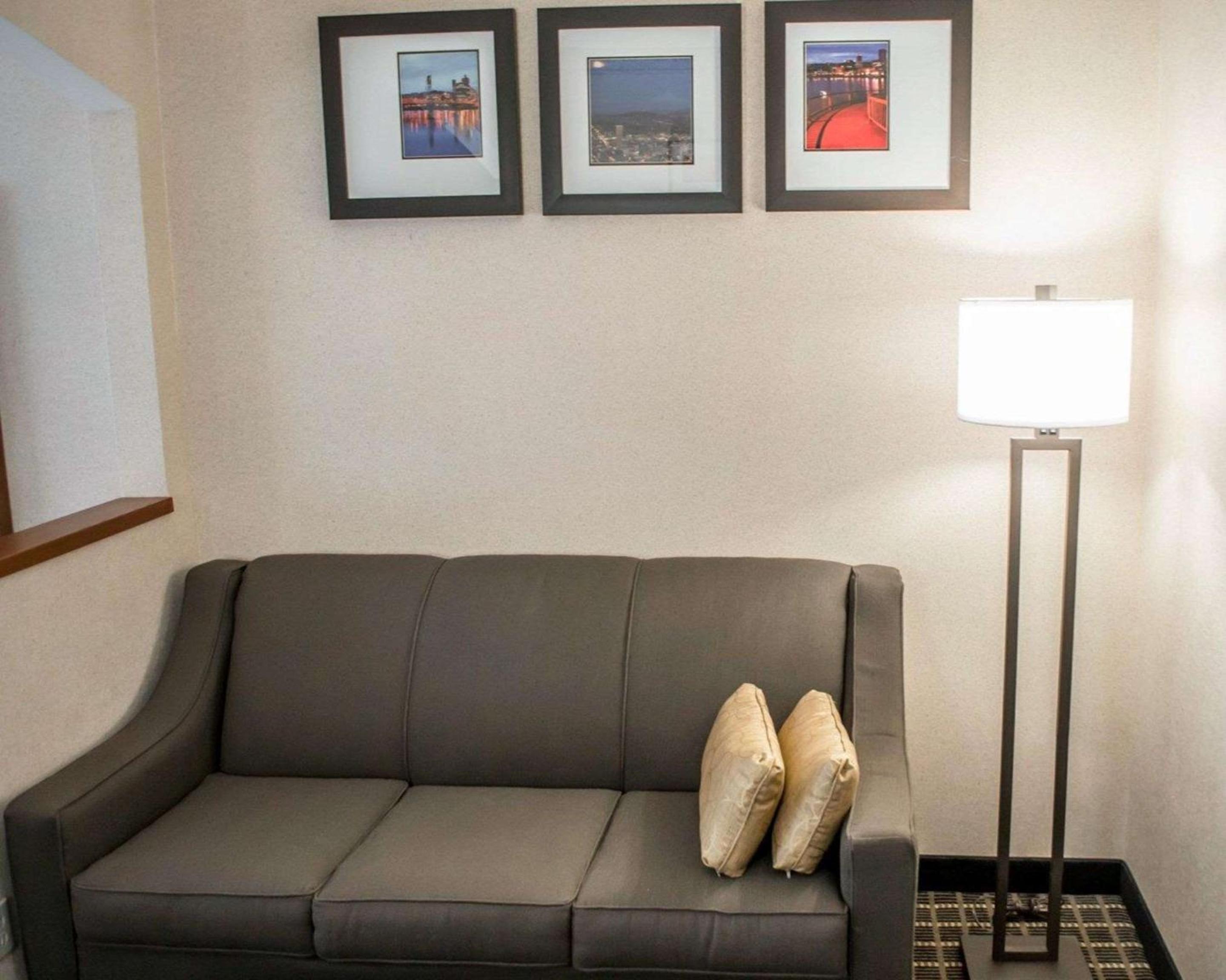Queen Suite - Non-Smoking - Photo 3