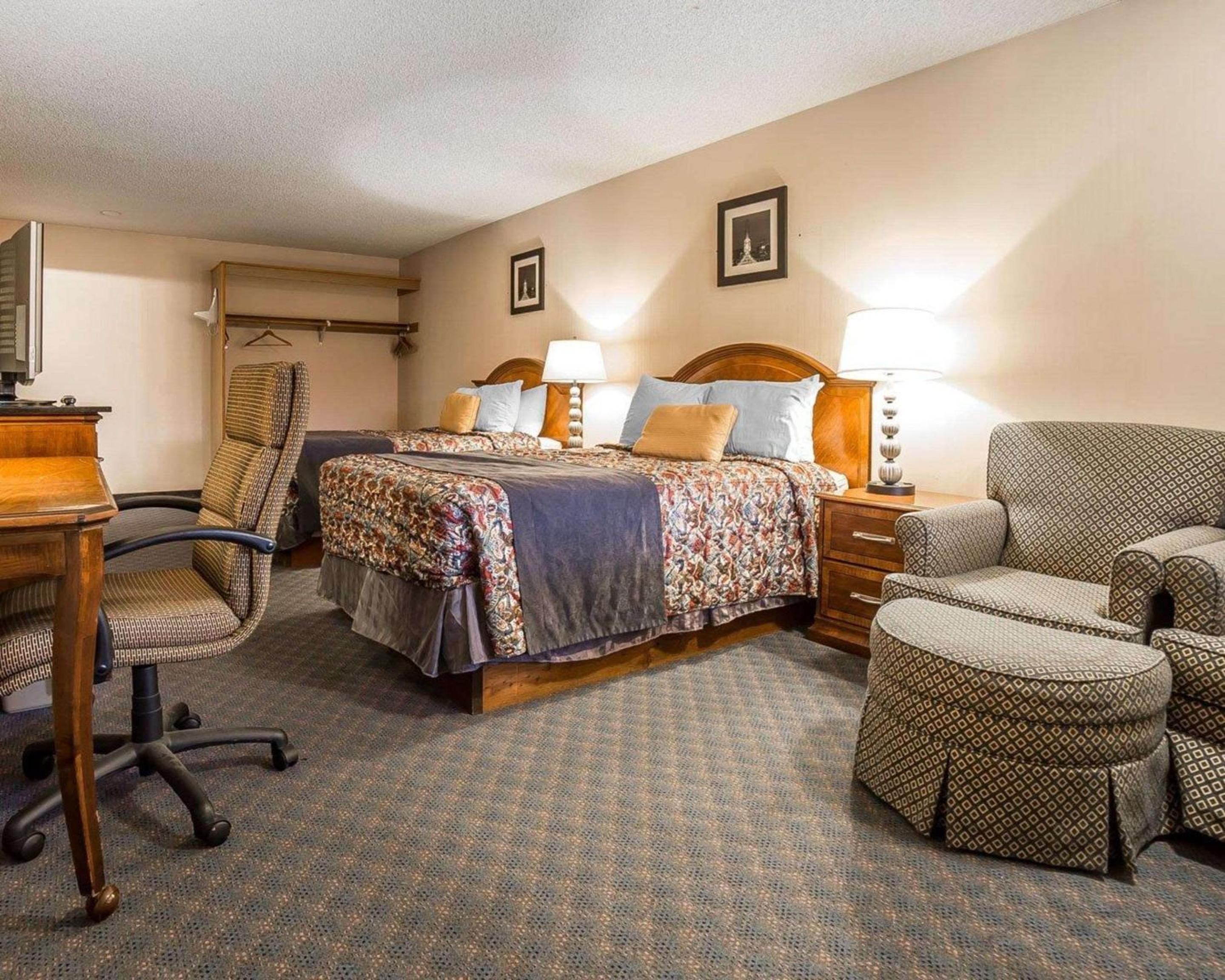 Queen Room with Two Queen Beds - Non-Smoking - Photo 2