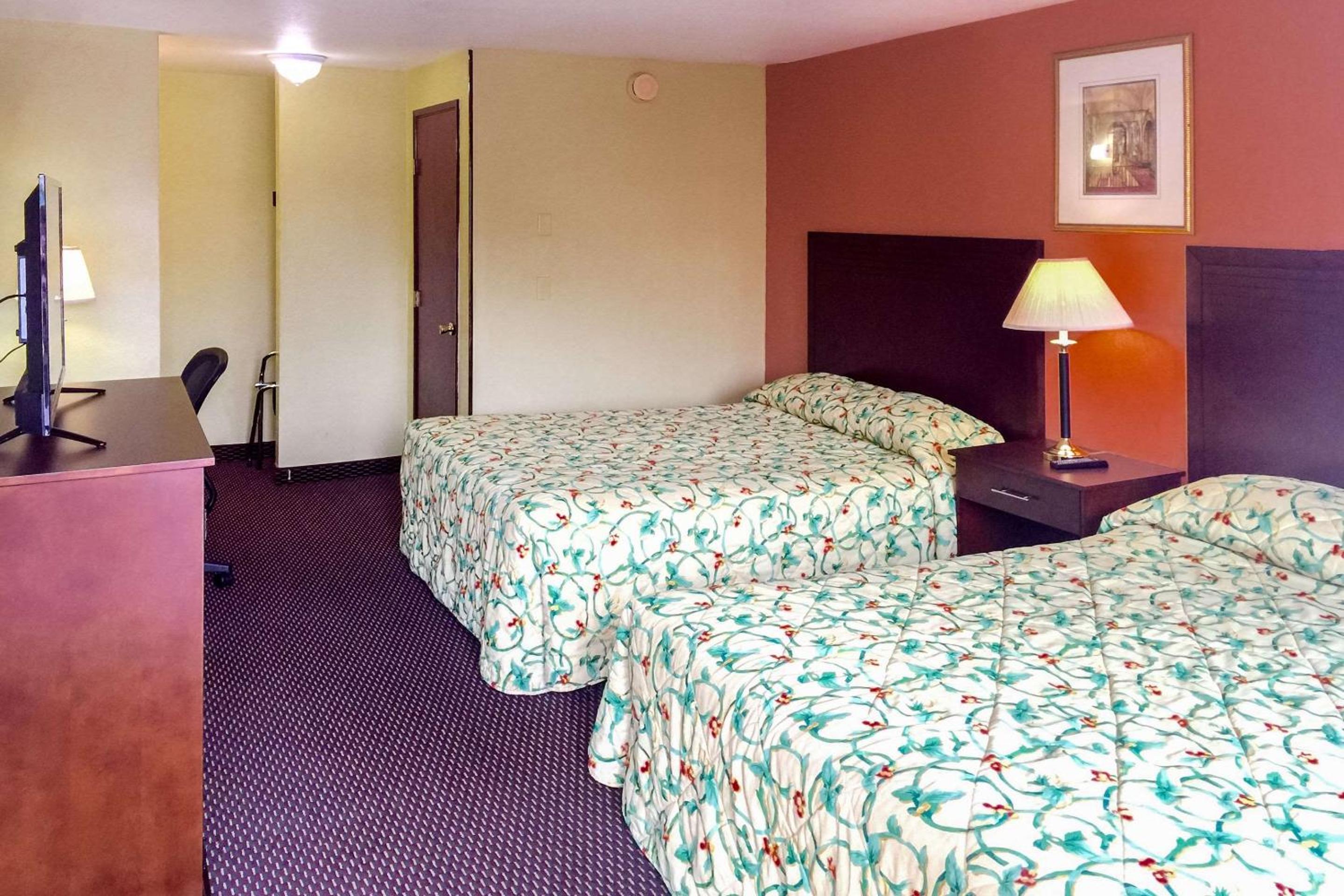 Queen Room with Two Queen Beds - Non-Smoking - Photo 2