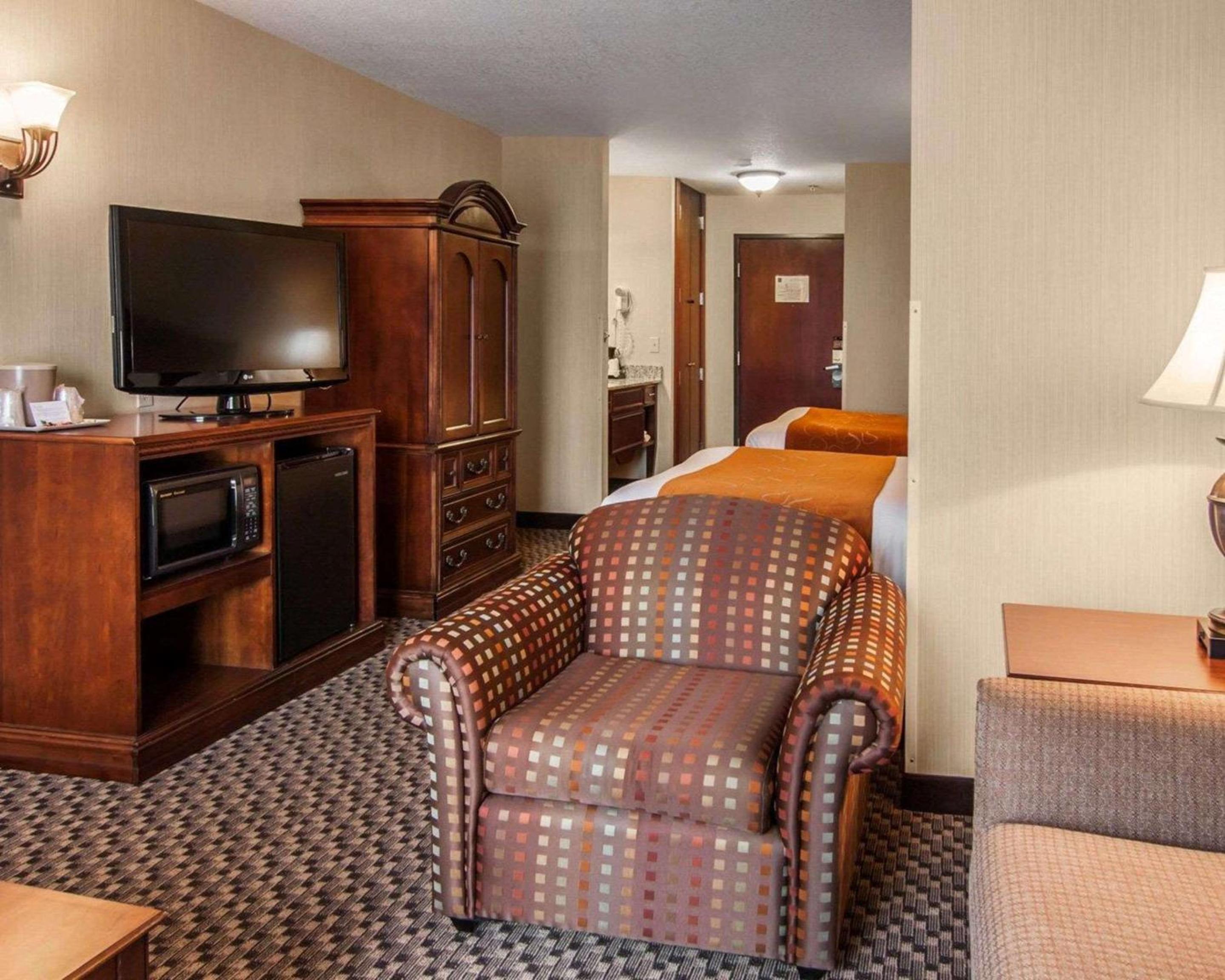 Queen Room with Two Queen Beds - Non-Smoking - Photo 2