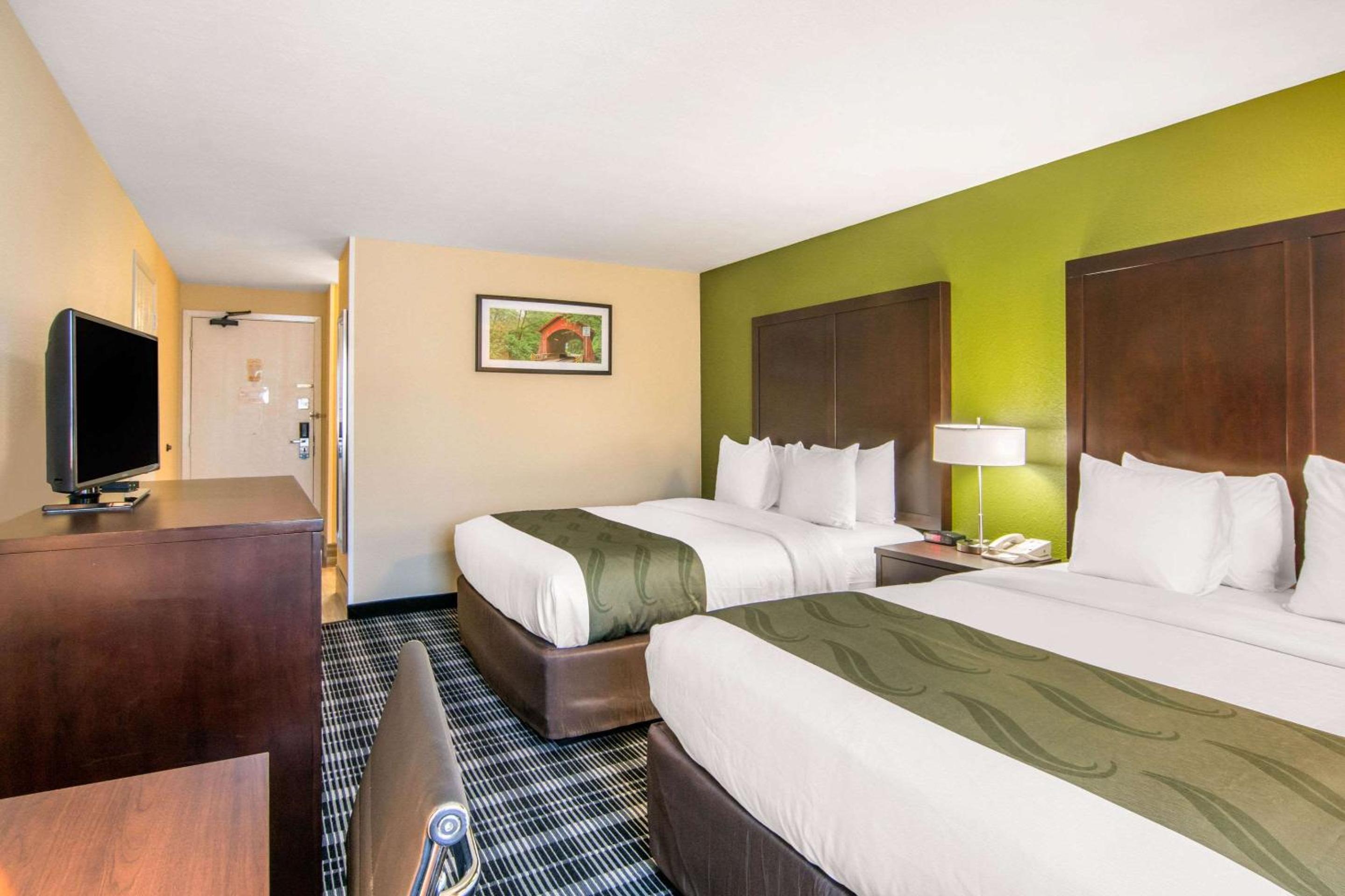 Queen Room with Two Queen Beds - Non-Smoking - Photo 4